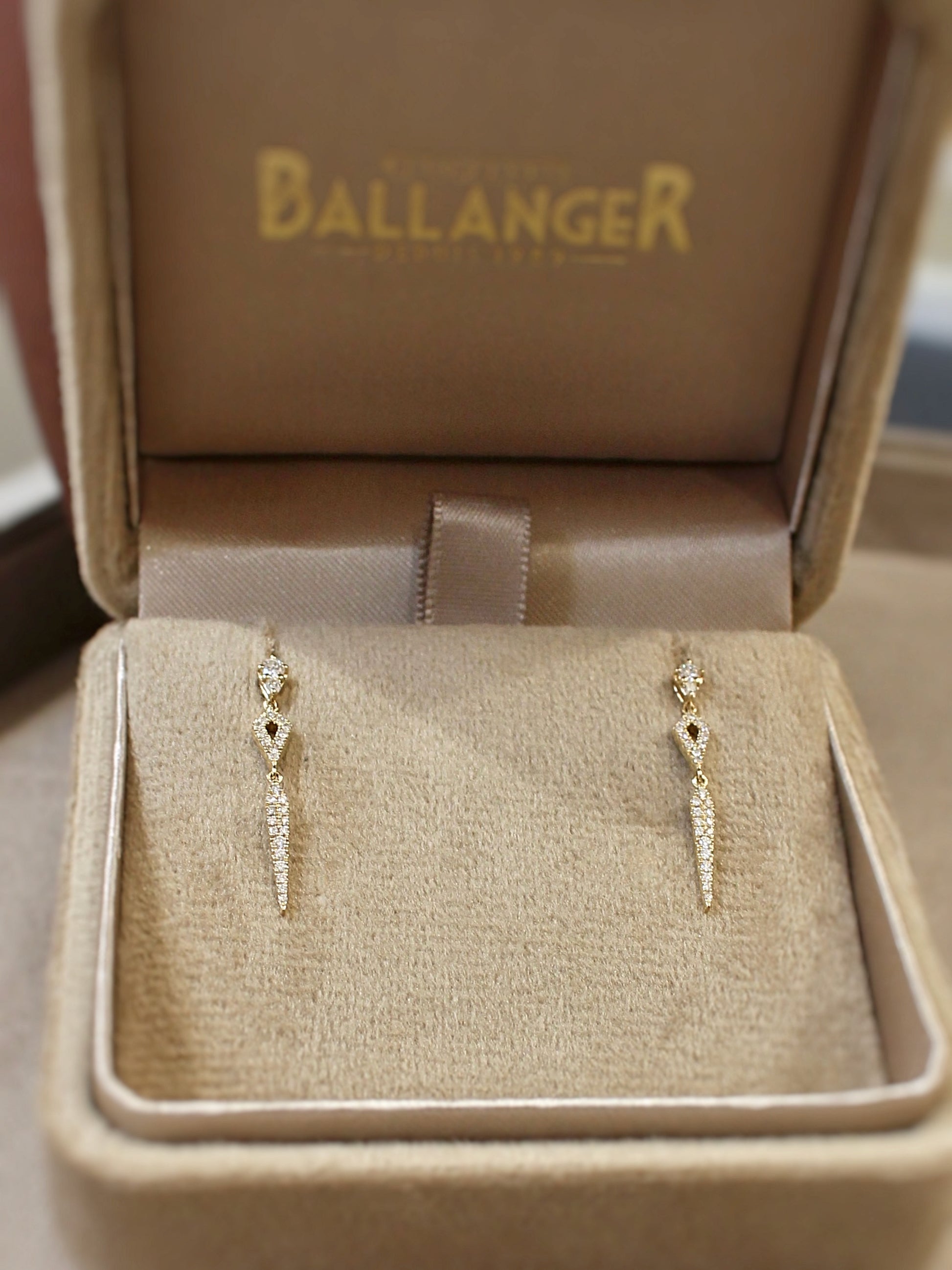 puces d'oreilles pendantes pour femme en or jaune et diamants taille brillant