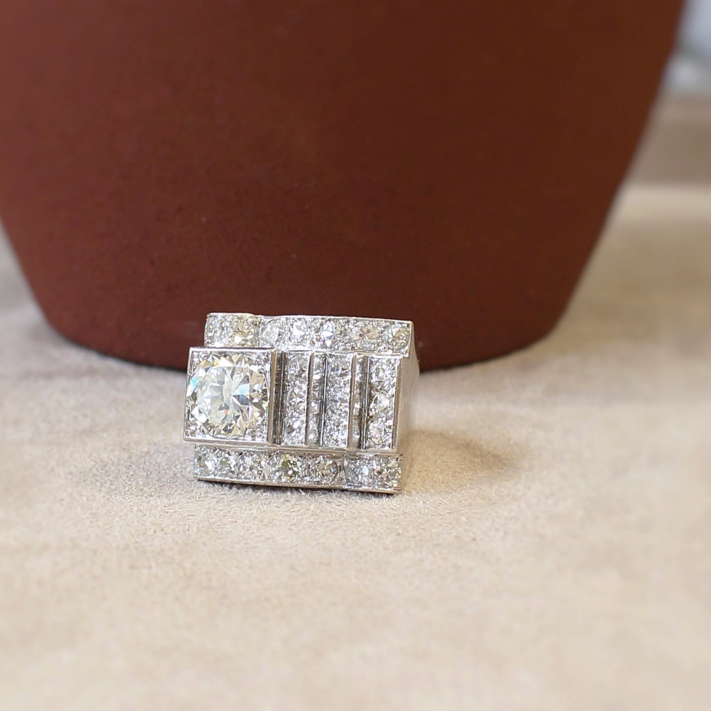 rare bague ancienne vers 1930 - epoque art Deco - monture en or blanc ornee de 5 carats de diamants