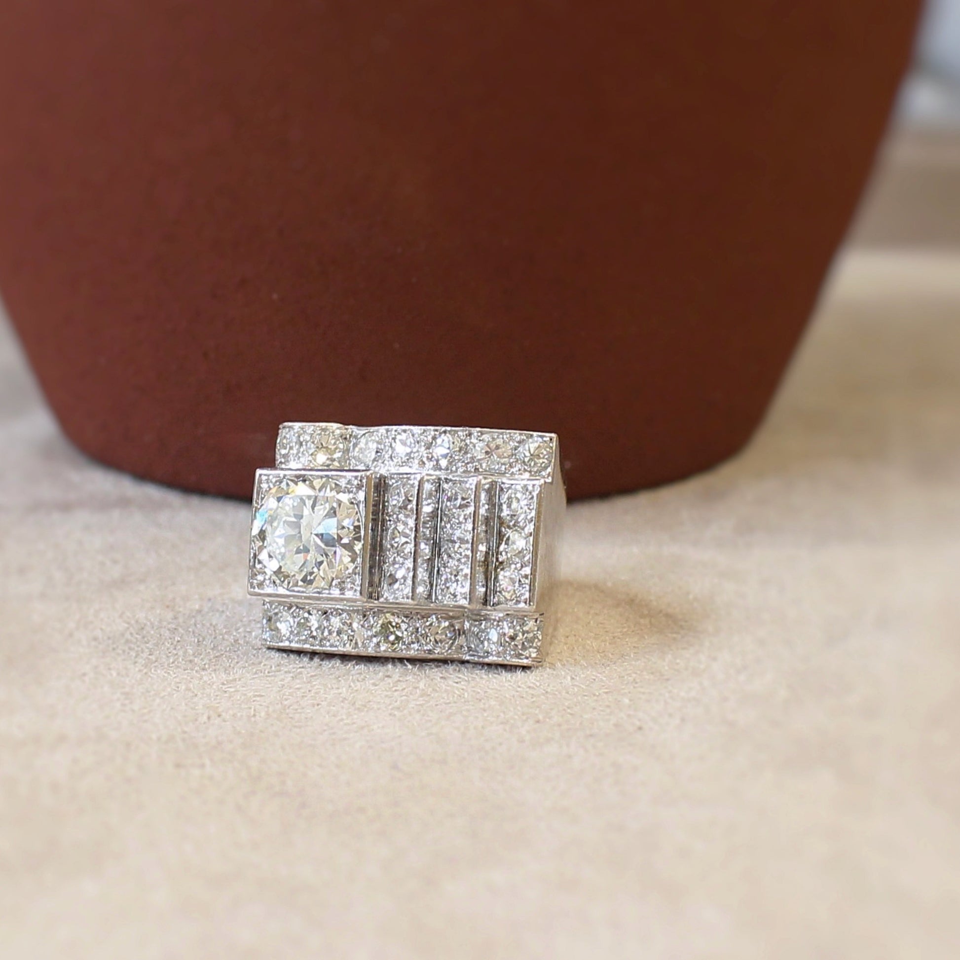 rare bague ancienne vers 1930 - epoque art Deco - monture en or blanc ornee de 5 carats de diamants