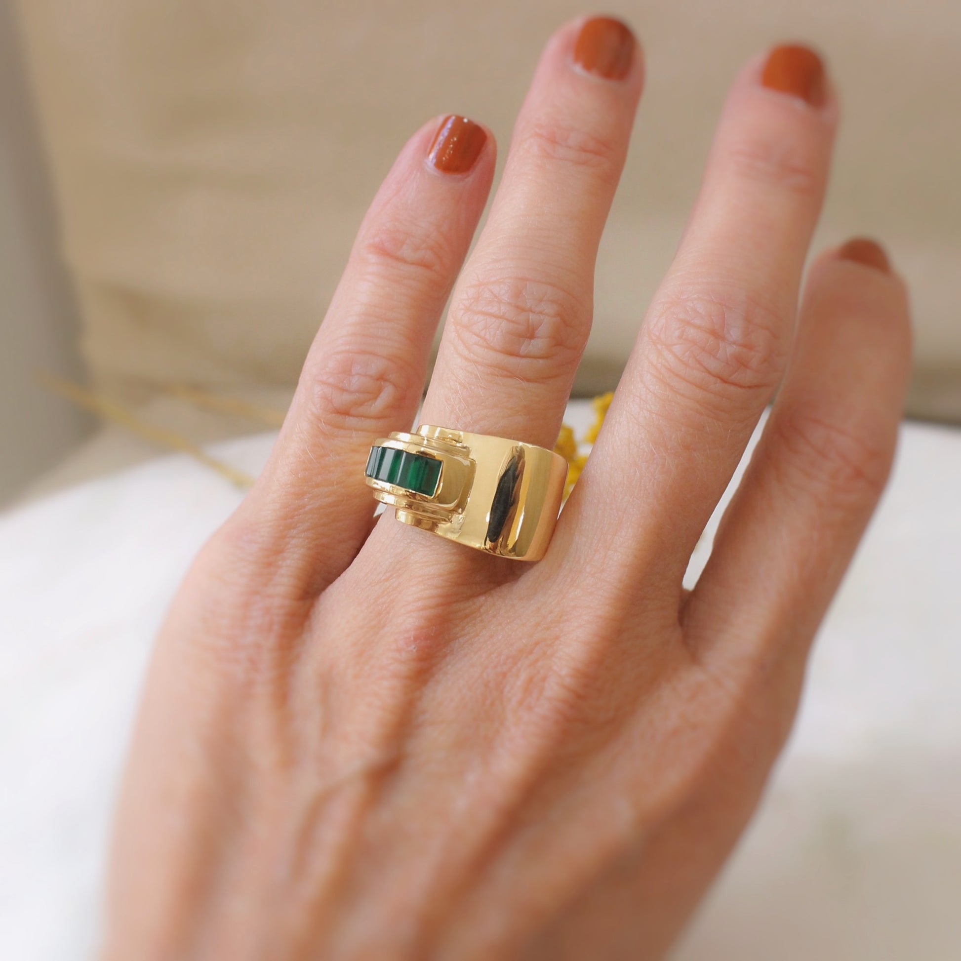 rare bague tank volumineuse ornée d'une ligne d'émeraudes calibrées-monture en or jaune 18K-bijoux des années 40 certifié-la maison ballanger est spécialiste du bijou ancien