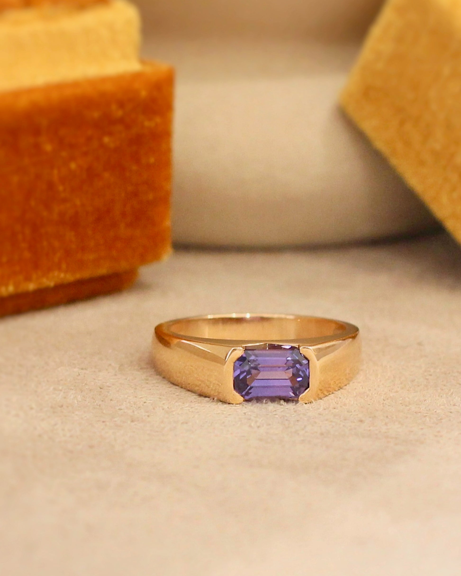 saphir violet intense sur une bague jonc en or rose