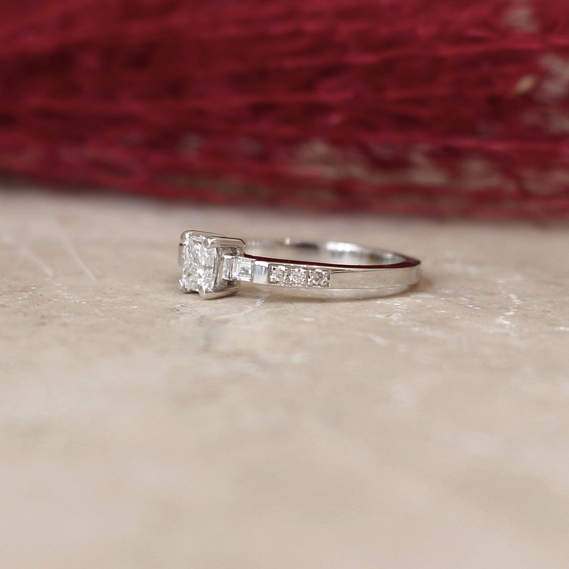 Solitaire diamant radian sur or blanc 18k