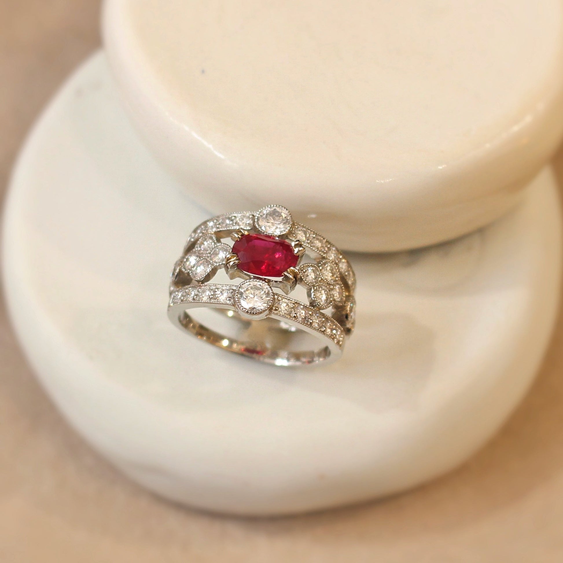 superbe bague de fiançailles style empire avec rubis et diamants-monture en platine
