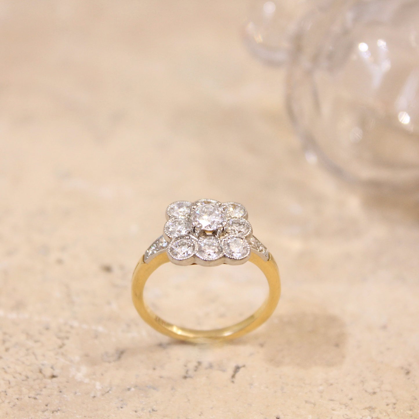superbe bague marguerite diamants- composée de 9 diamants taille brillant, sertis sur platine - anneau de bague en or jaune 18k
