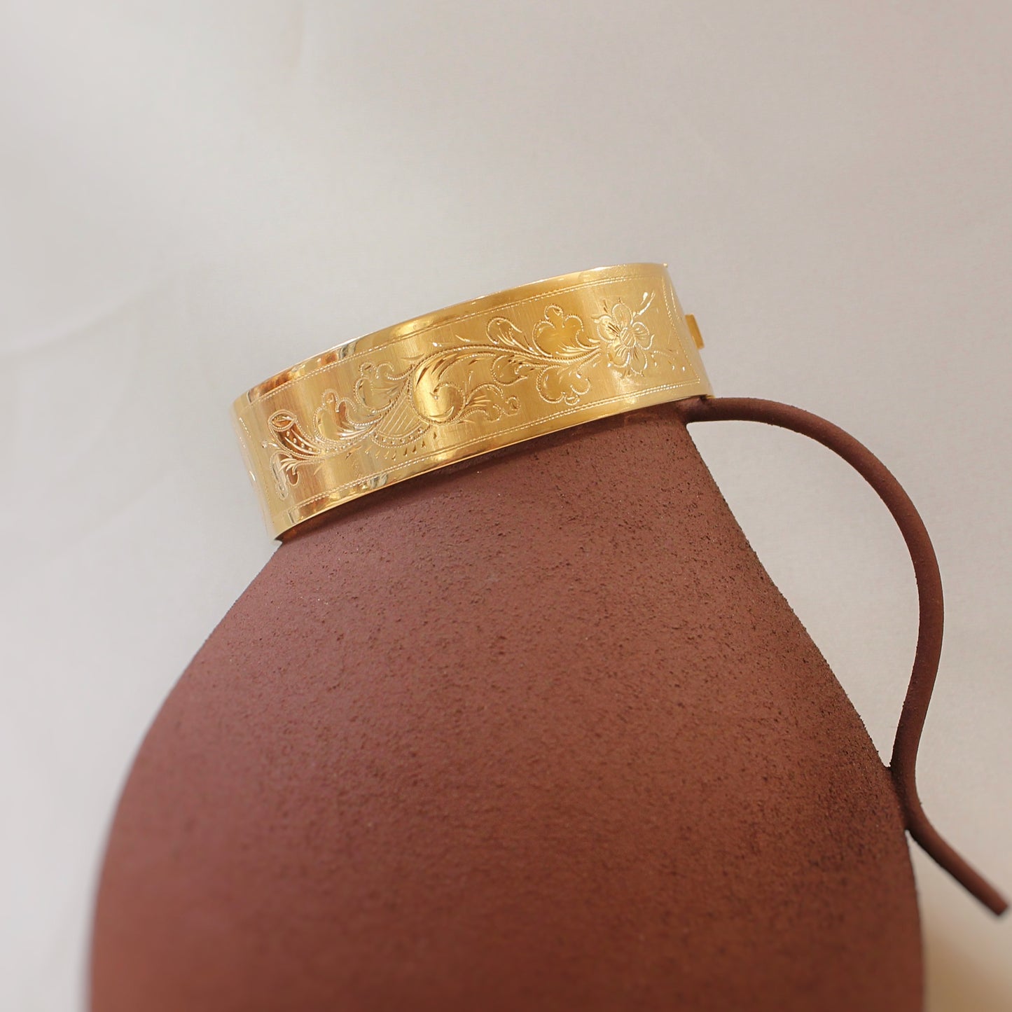 Superbe bracelet ancien style napoléon III- bracelet manchette en or jaune 18K- orné d'un décor ciselé motifs floraux