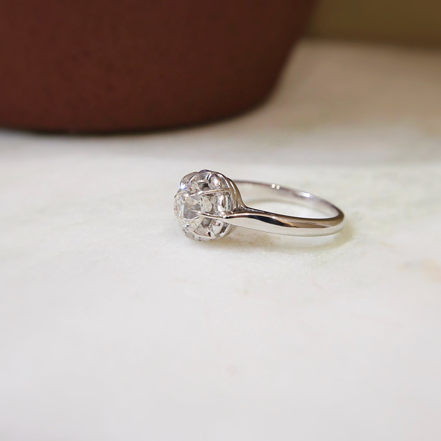 superbe diamant taille ancienne de 1,20 carat monté en solitaire sur une monture en or gris
