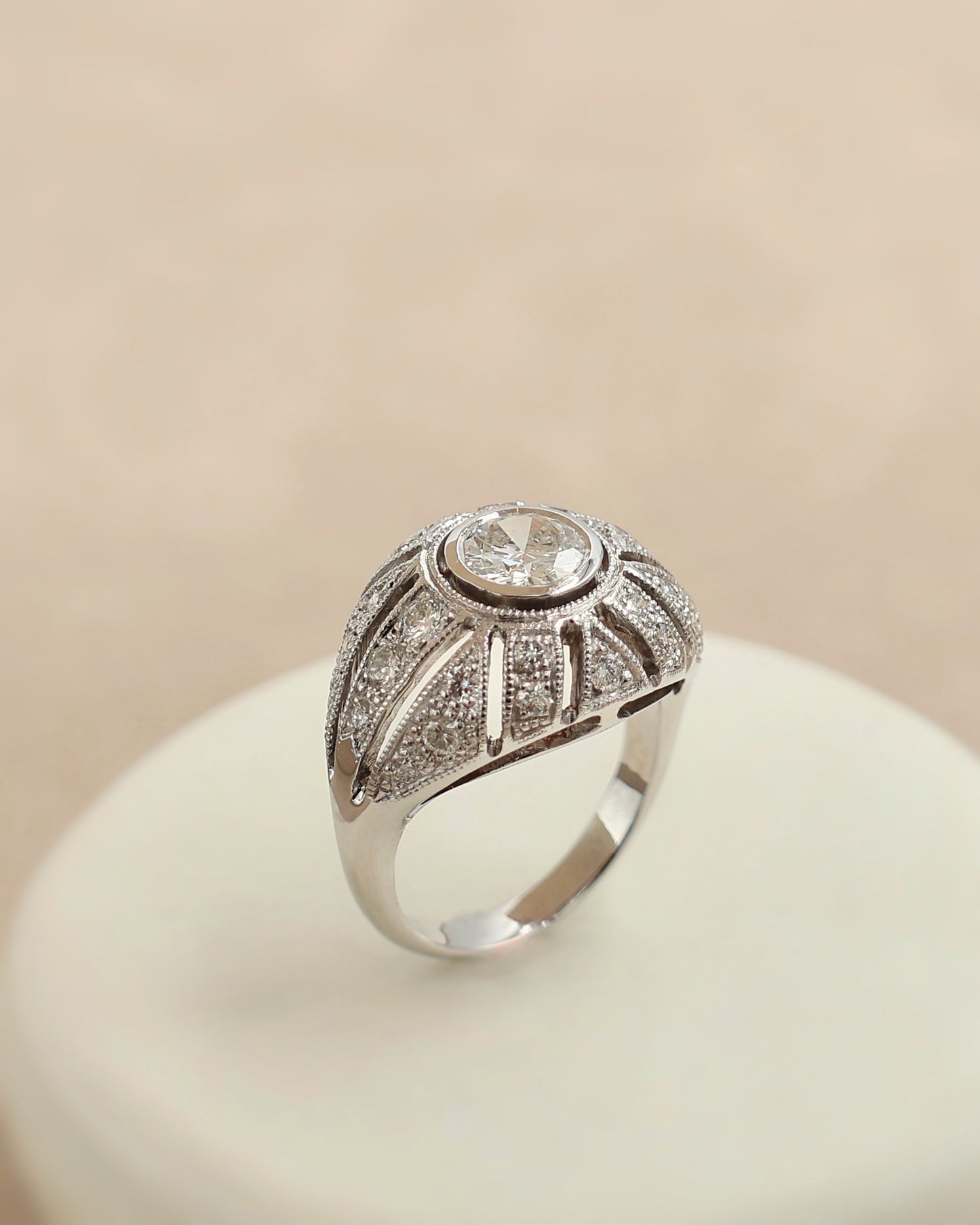 volumineuse bague dôme esprit art déco- diamant central 1,02 carat. or blanc 18k