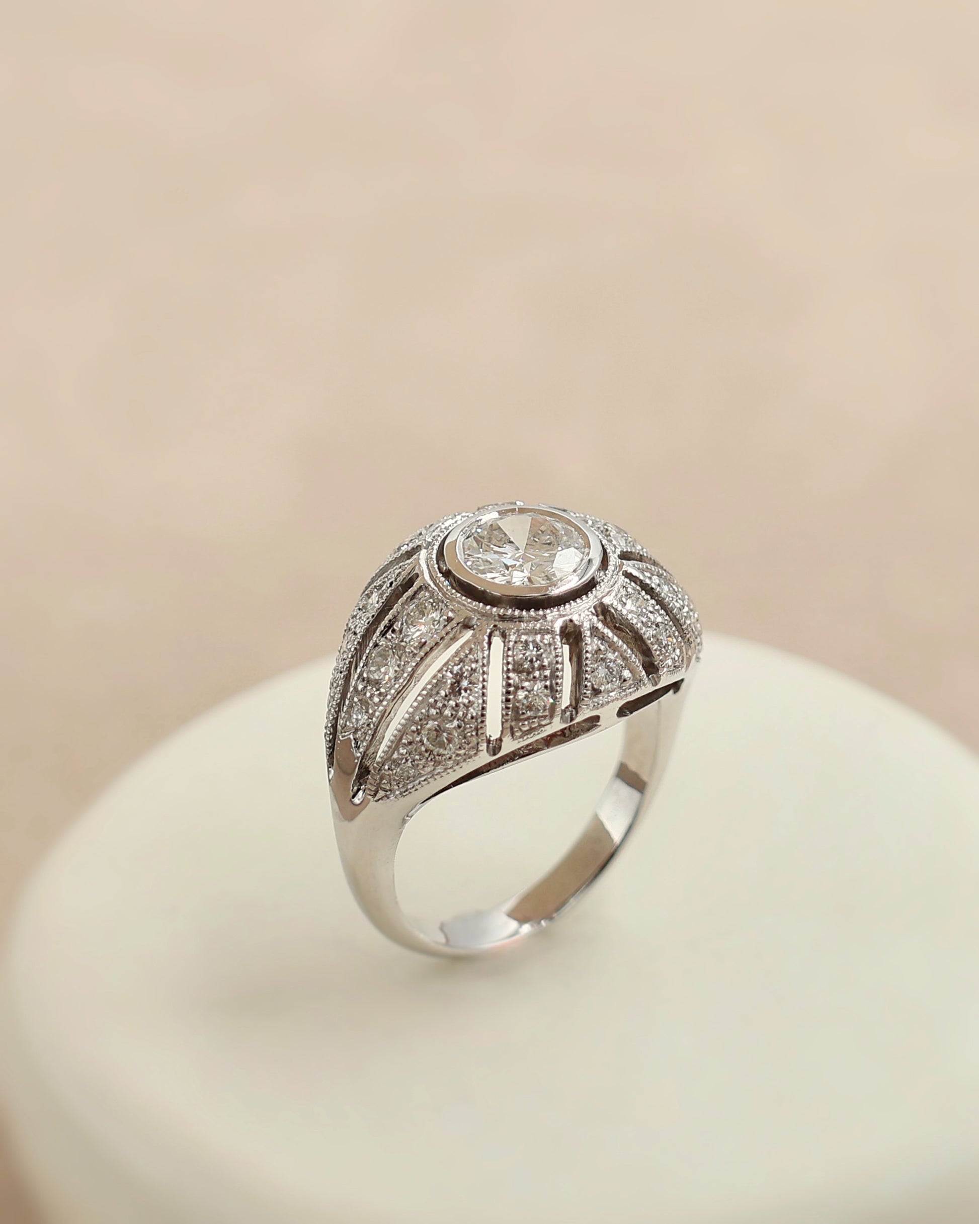 volumineuse bague dôme esprit art déco- diamant central 1,02 carat. or blanc 18k