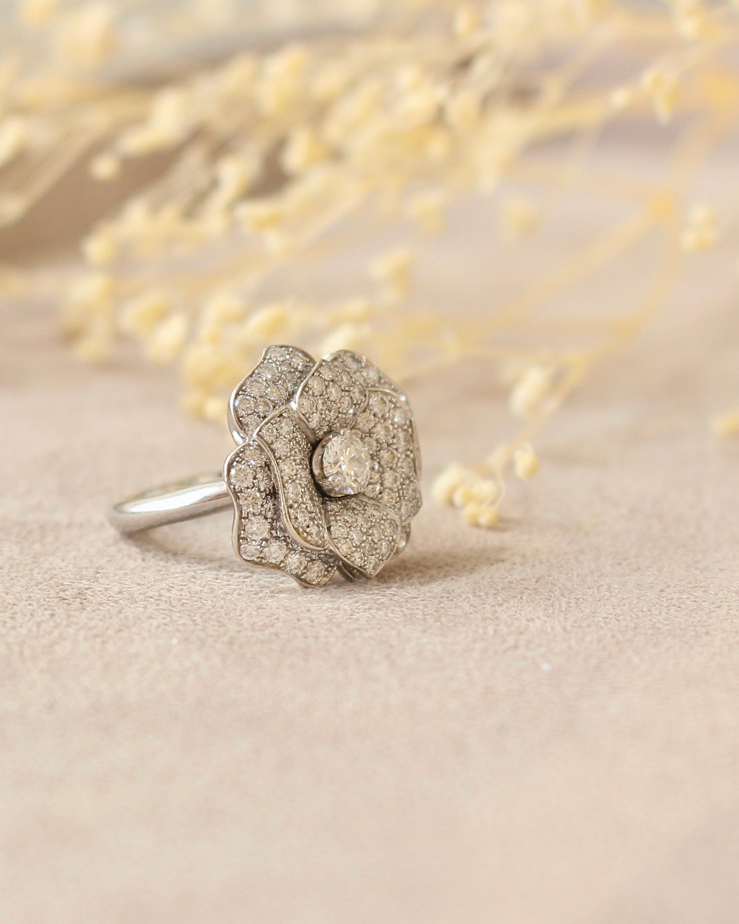 volumineuse bague fleur diamants - or blanc