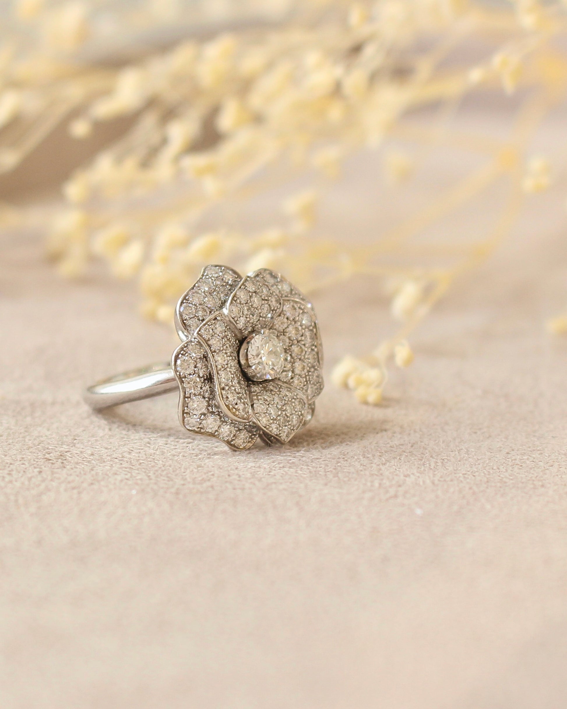 volumineuse bague fleur diamants - or blanc