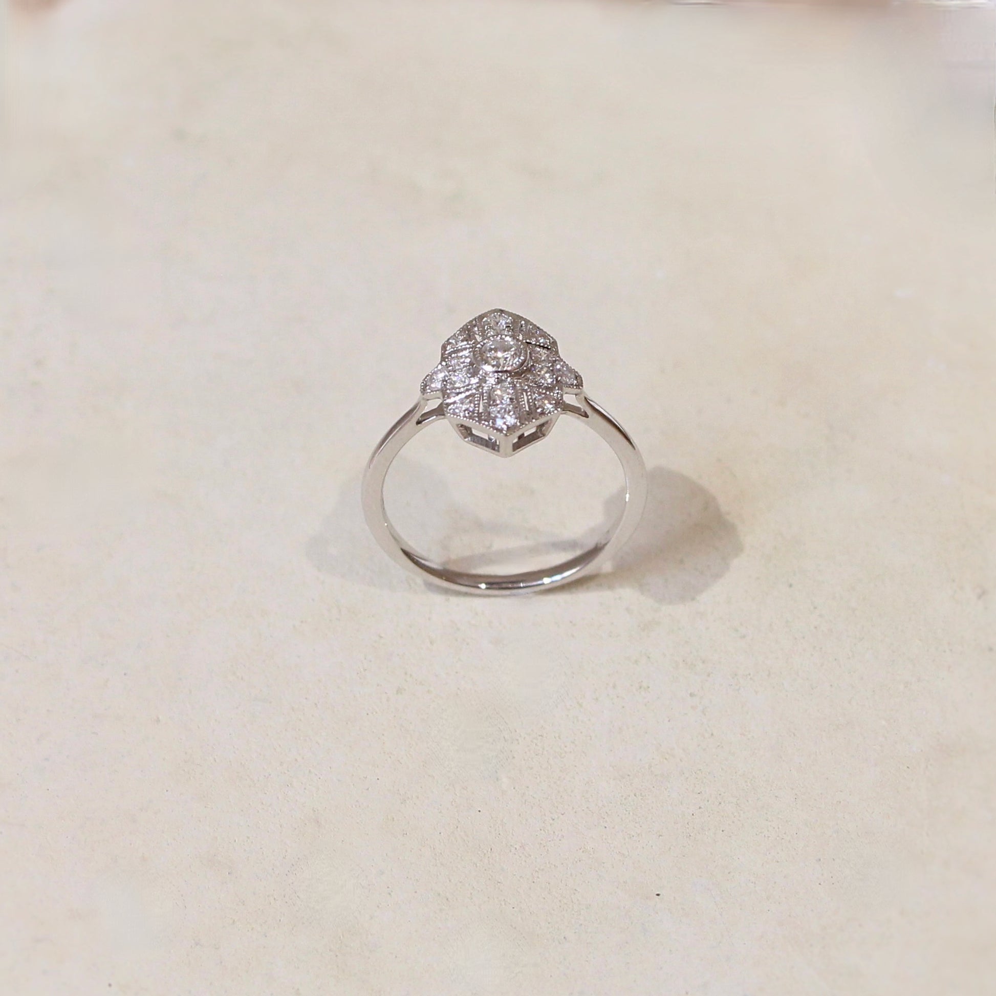 bague en or blanc et diamants design art déco