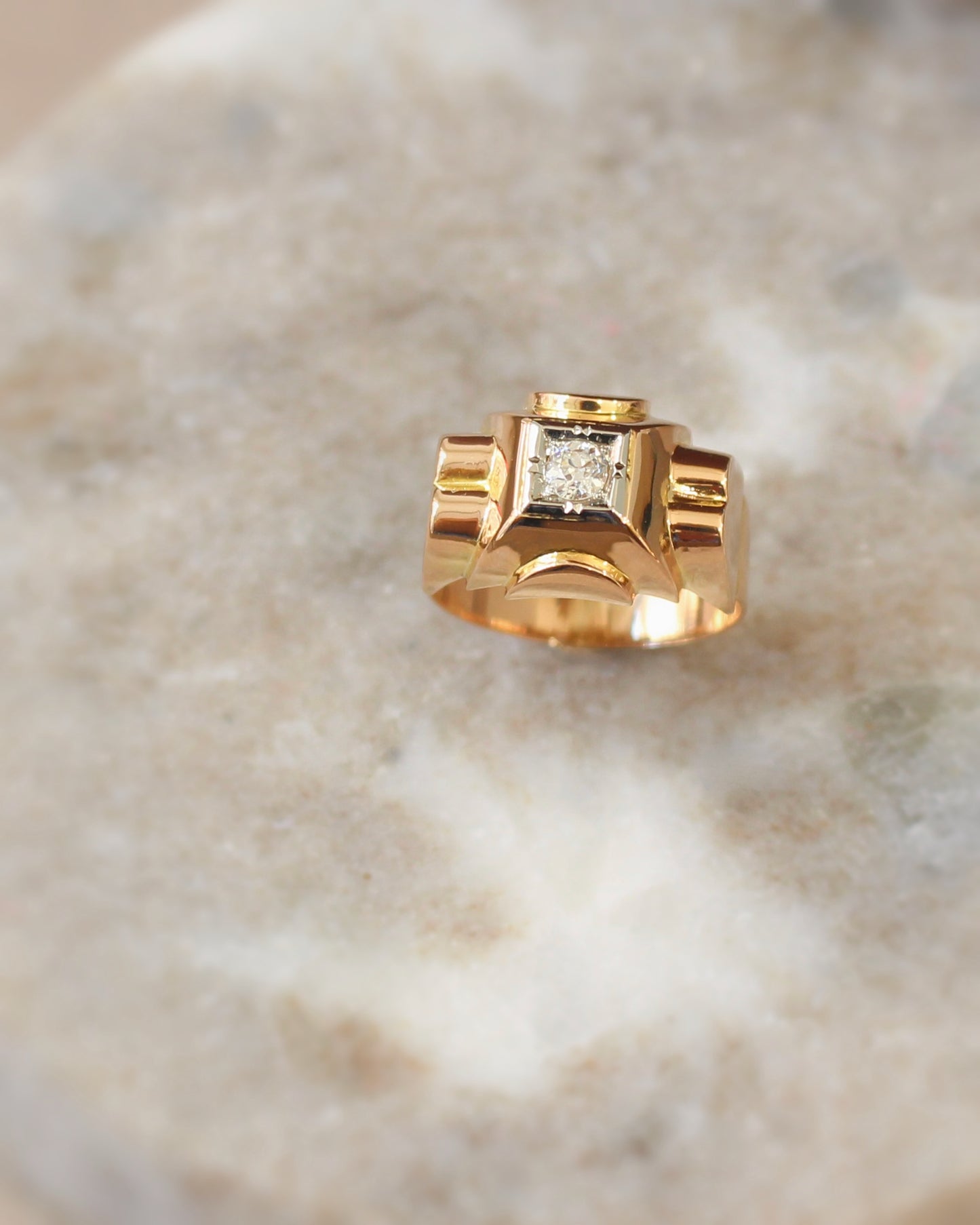 vue de dessus baguetank-vers1940-diamant taille ancienne sur or rose