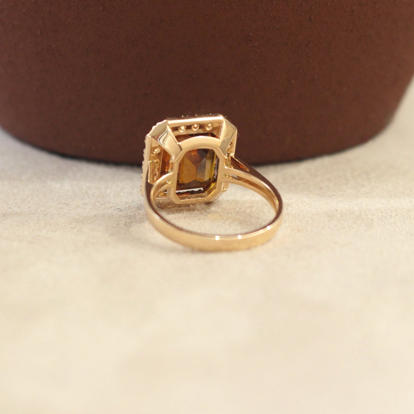 vues de dos bague citrine entourée de saphirs jaune et orange