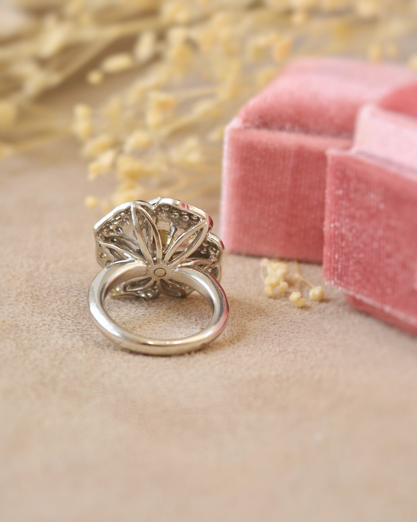 vue de dos bague fleur diamants- or blanc