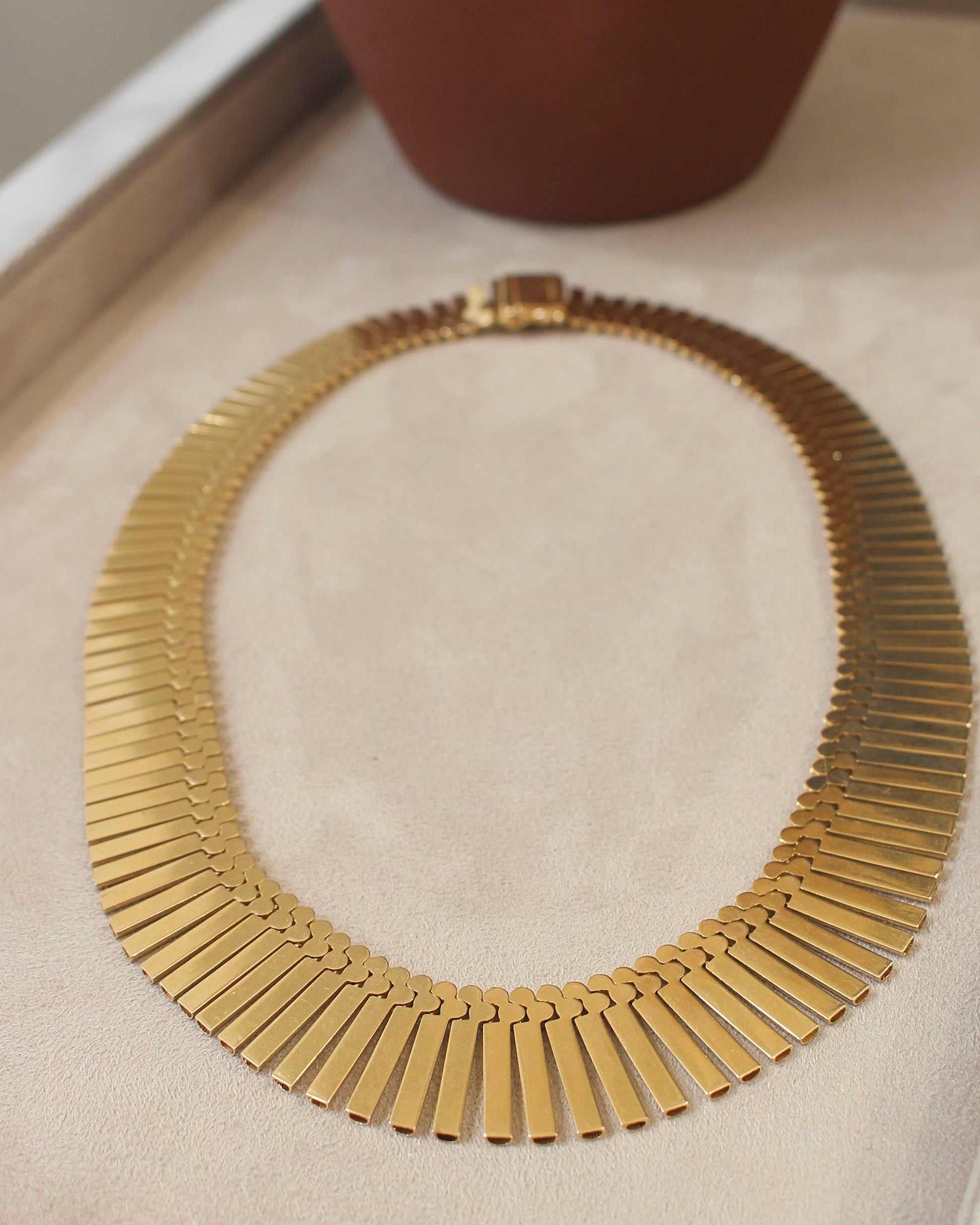 vue de dos collier draperie ancien pour femme