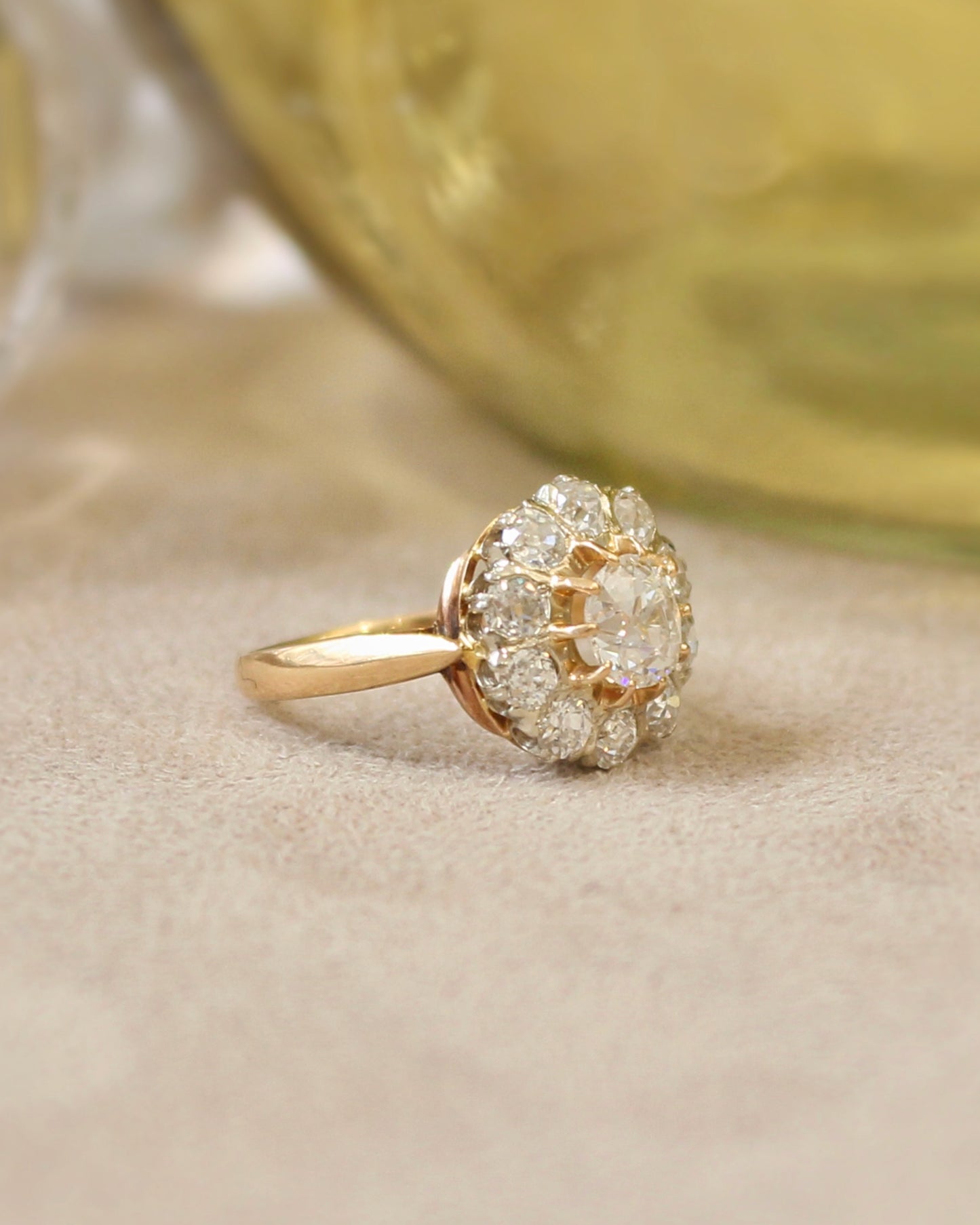 vue de profil bague ancienne marguerte diamants sur or rose
