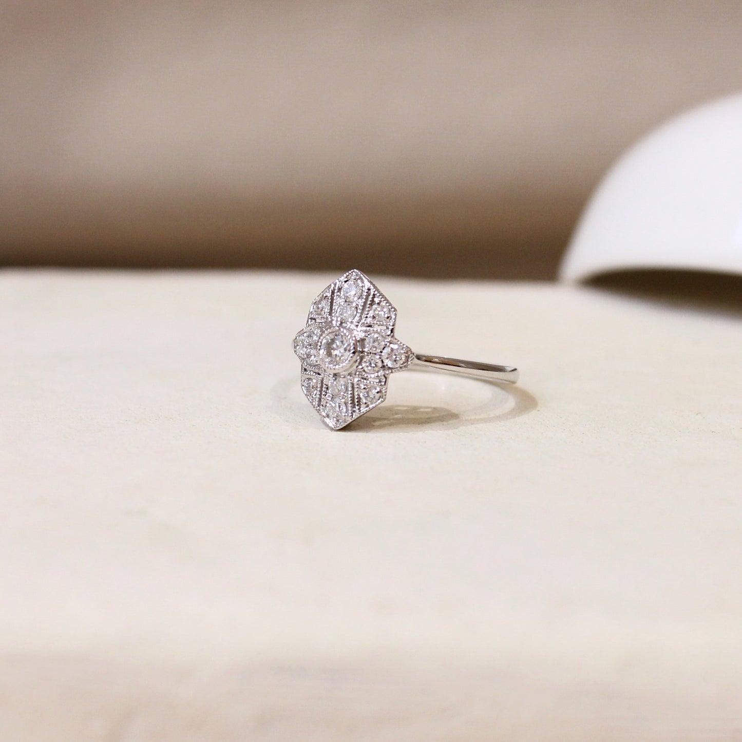 bague art déco en or blanc pavage diamants