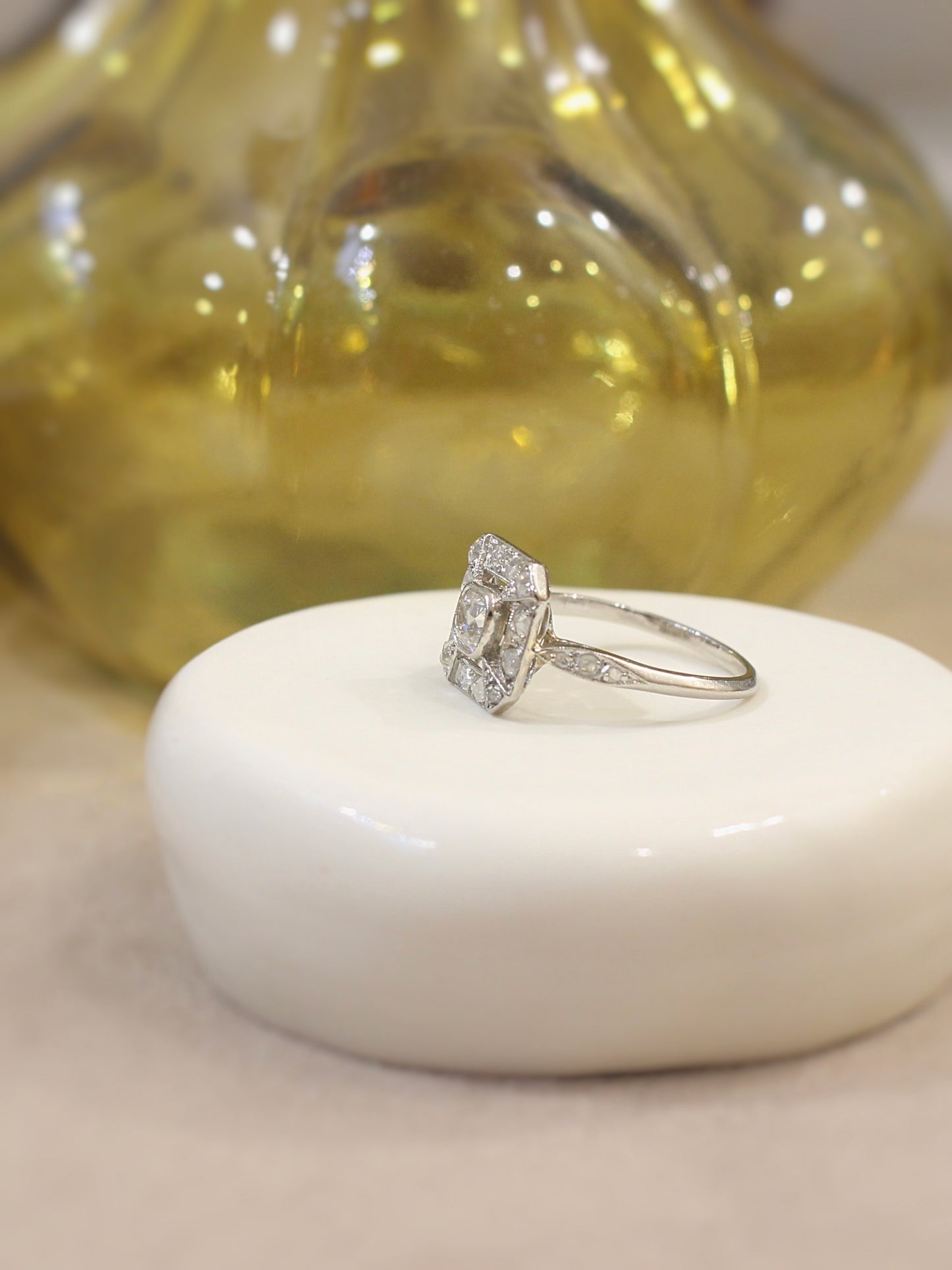 vue de profil bague art déco ancienne vers 1920-diamants sur platine