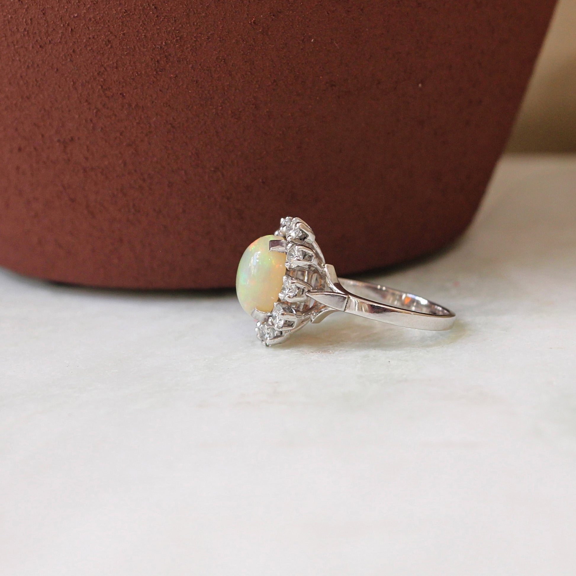Vue de profil bague marguerite avec opale Wello et diamants-monture en or blanc 