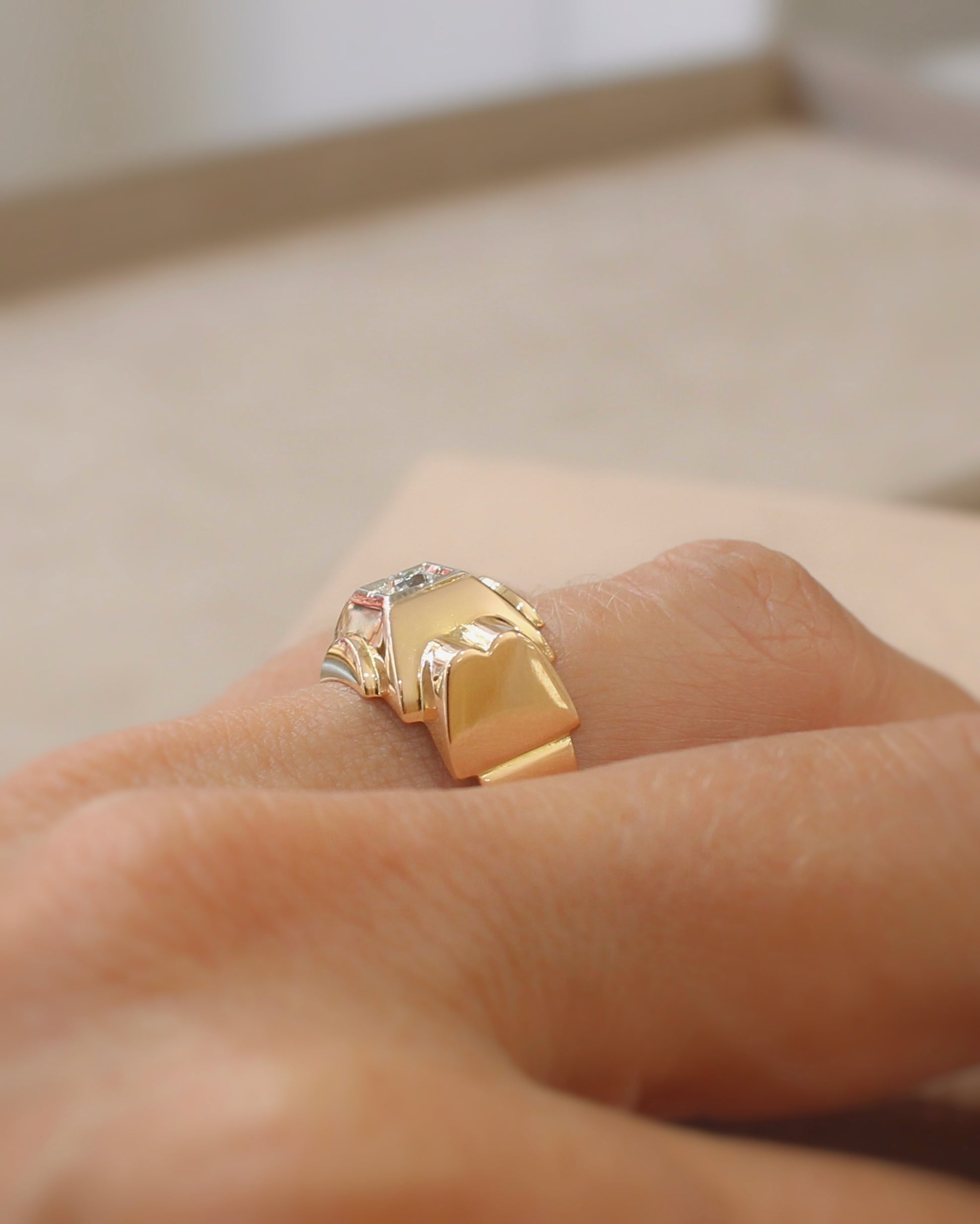 vue de profil bague tank ancienne ornee d _un diamant taille ancienne