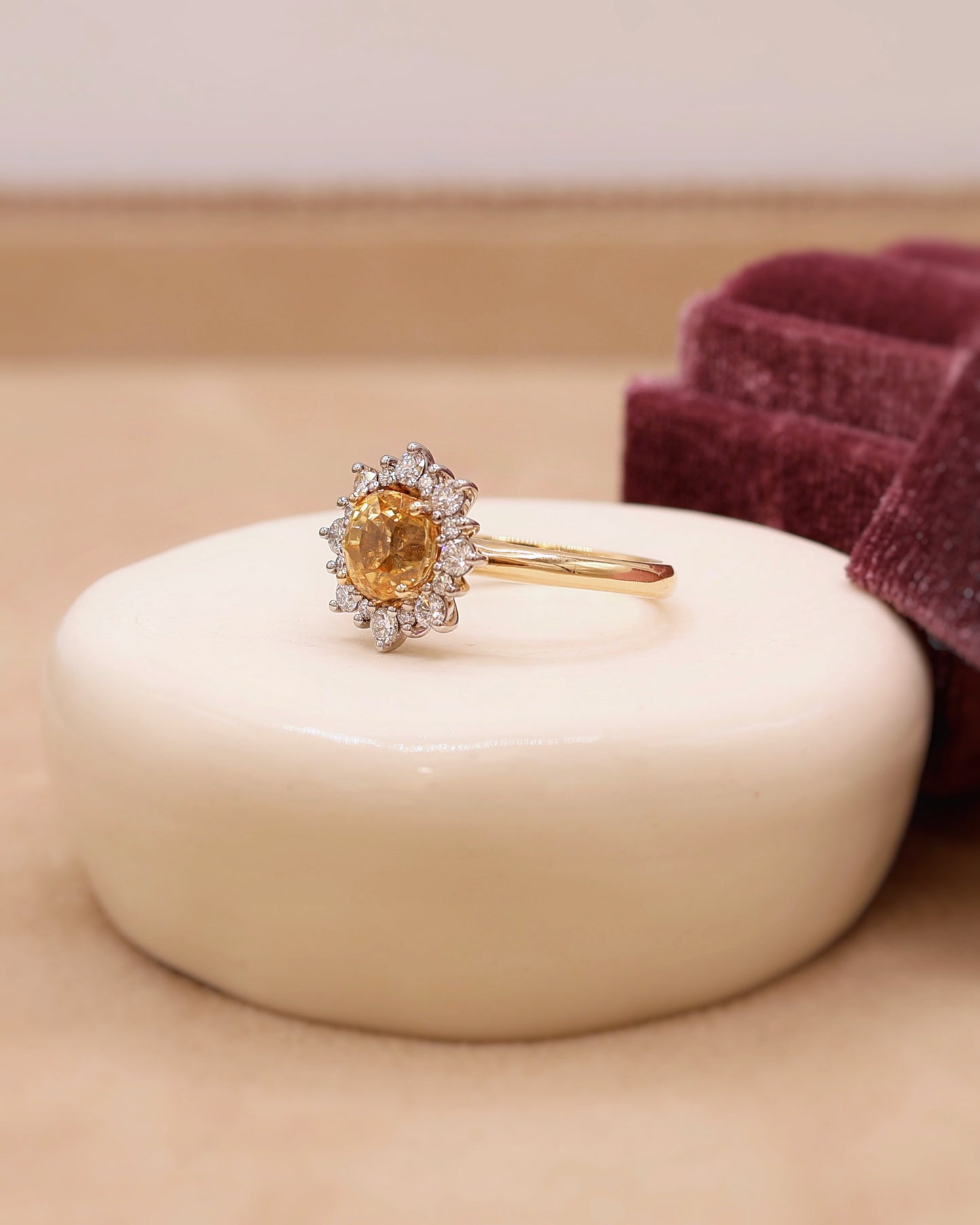 vue de profil bague marguerite ornée d'une combolite entourée de diamants