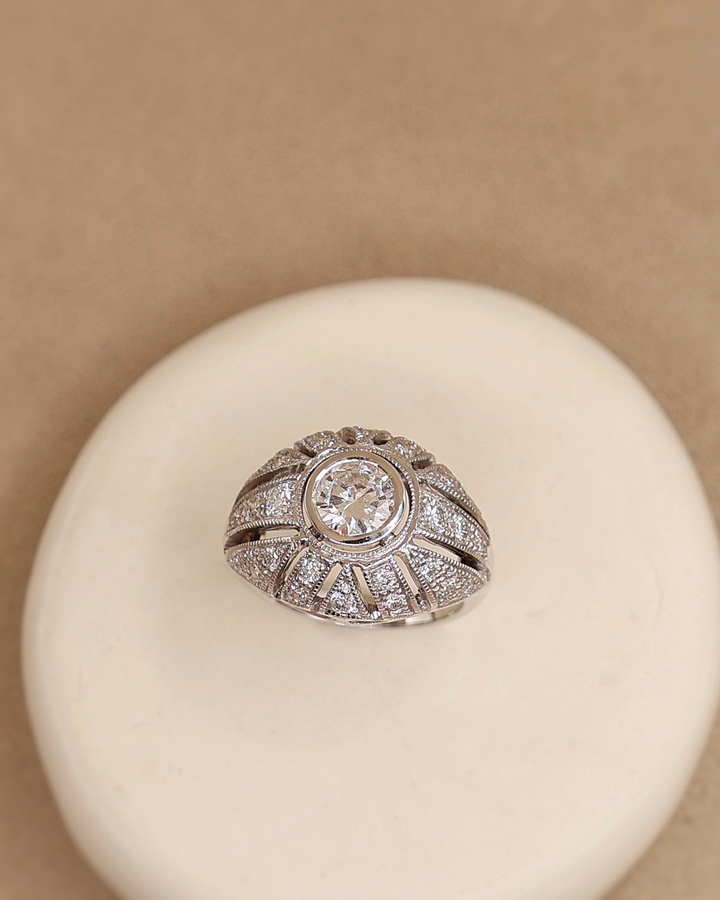 vue de dessus bague dôme- création style ART DECO- diamants sur or blanc