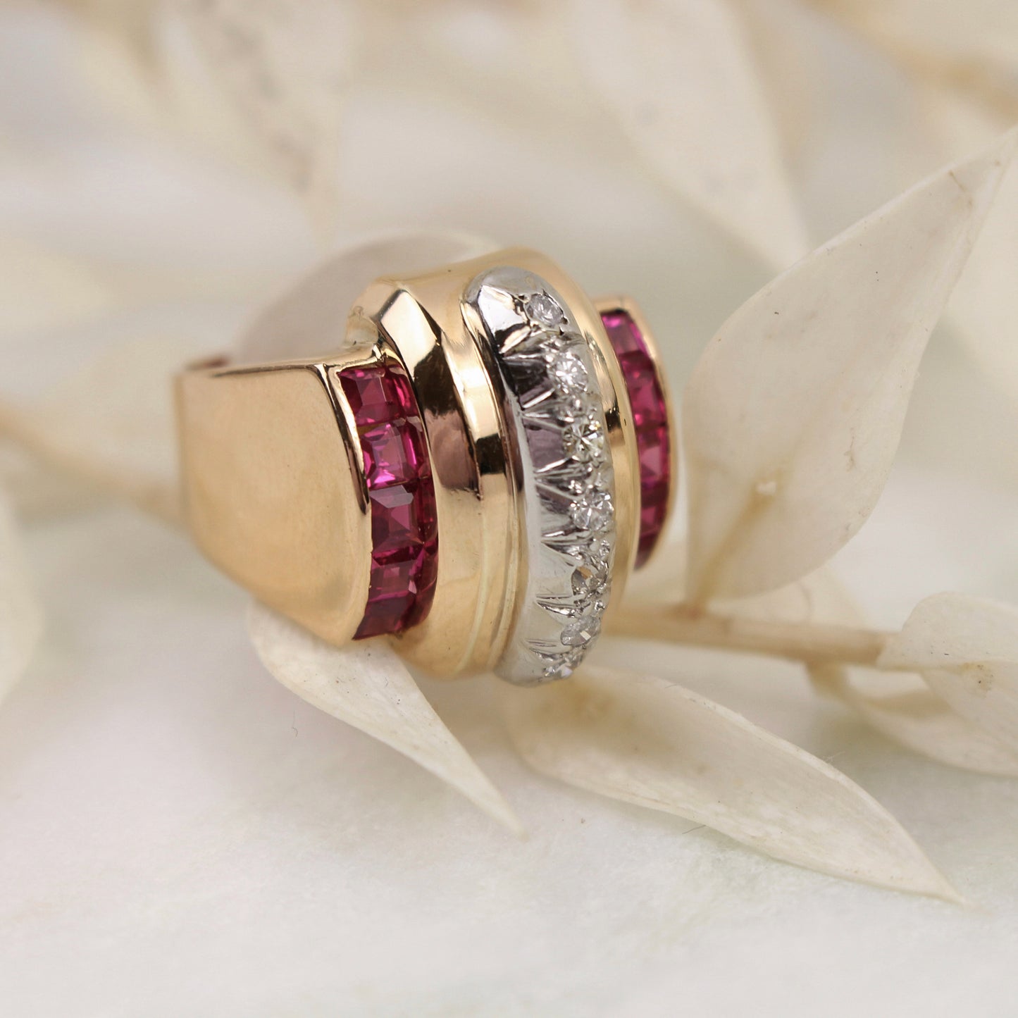 Bague tank rubis et diamants de forme demi-cylindrique -bague ancienne vers 1950
