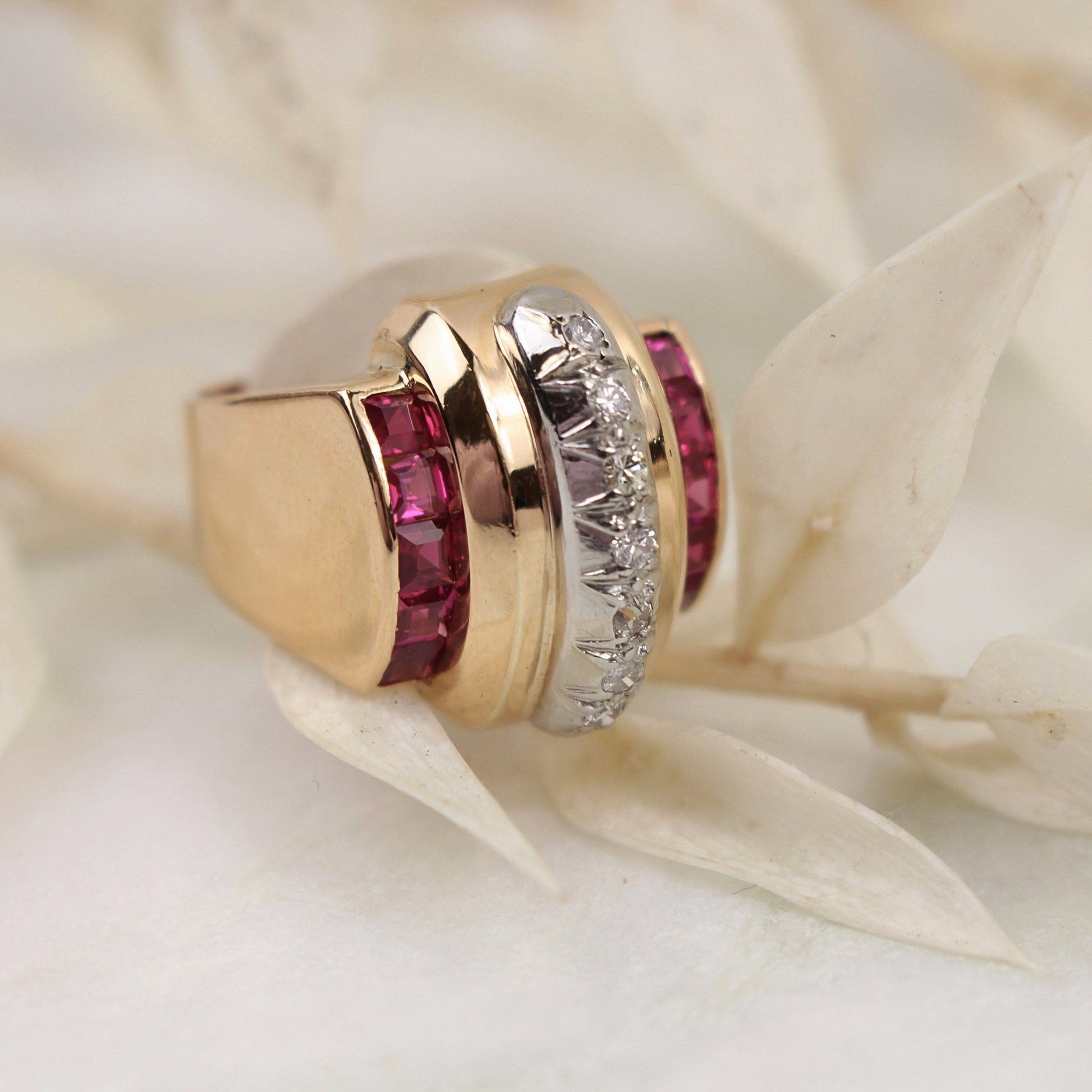 Bague tank rubis et diamants de forme demi-cylindrique -bague ancienne vers 1950