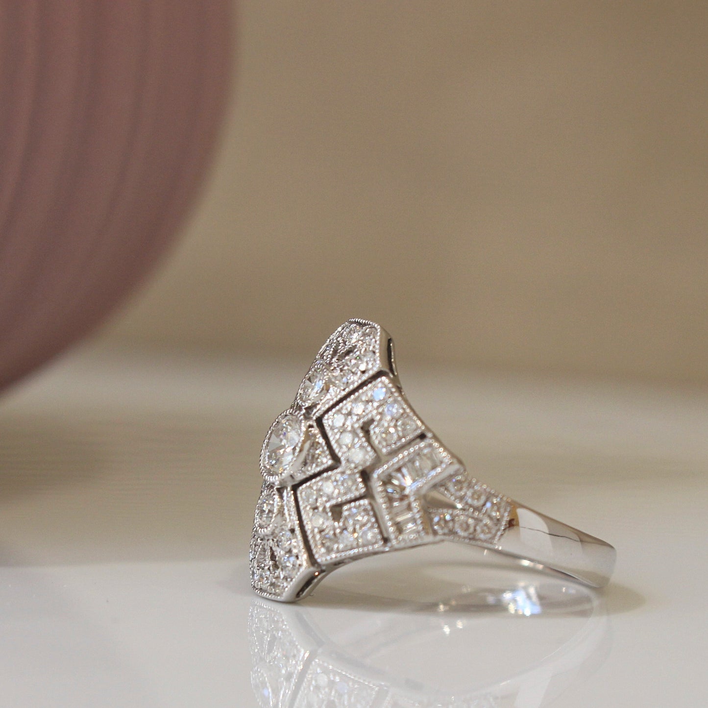 Bague à découpes géométriques, espris art déco, en diamants et or gris