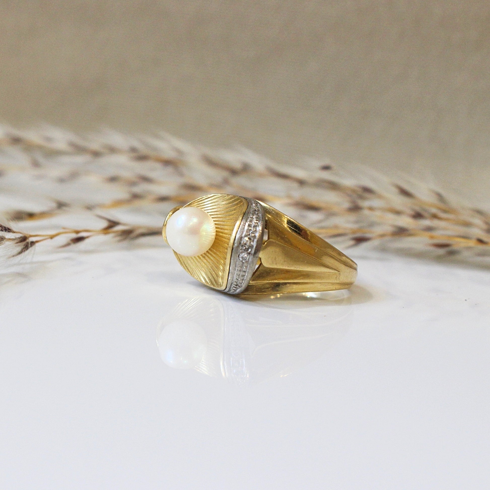 Bague ancienne, art déco, vers 1930, modèle original, formant une vague avec perle de culture