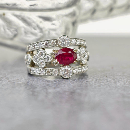 Bague bandeau ornée d'un rubis en son centre, lignes et dessins en diamants sertis sur platine