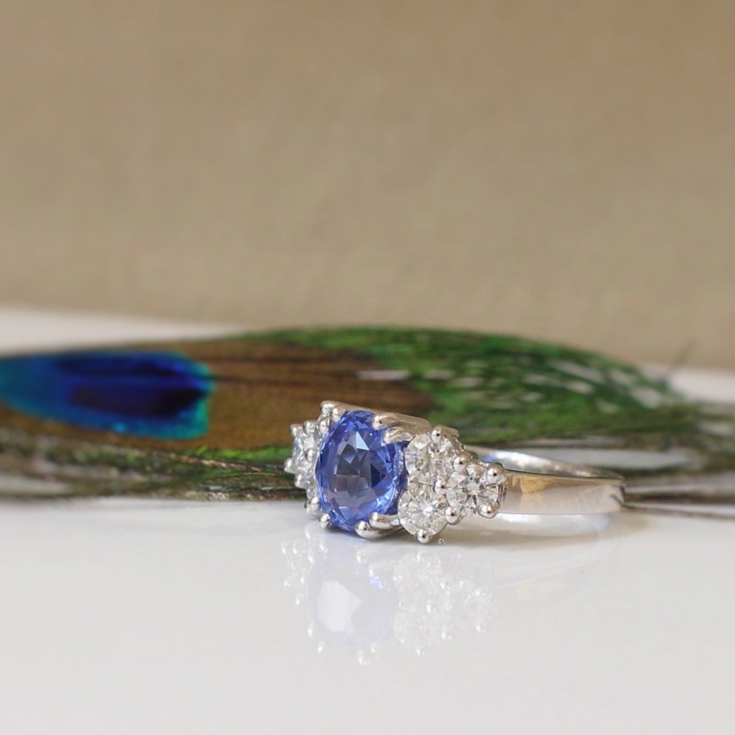 Bague de fiançailles avec superbe saphir bleu, entourage diamants, monture en platine