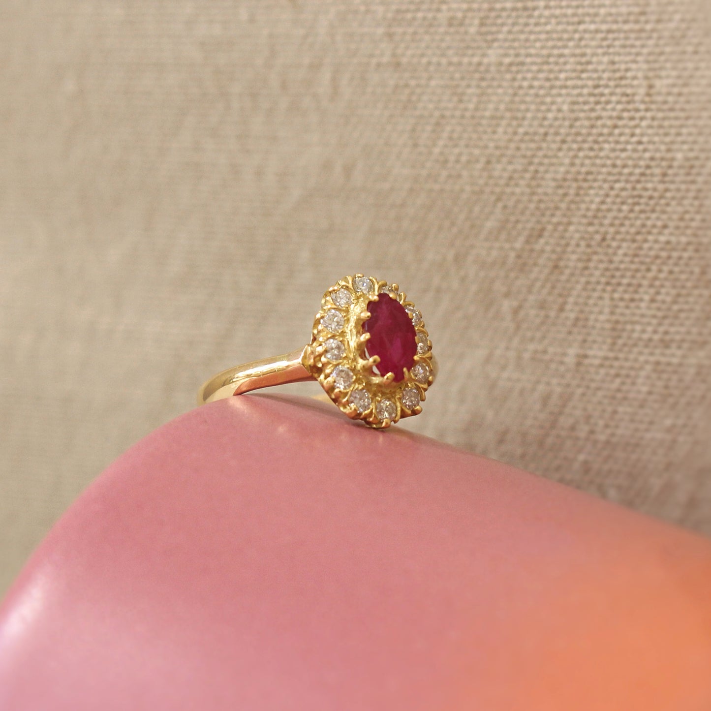 bague de fiançailles ancienne, dite bague marguerite avec rubis et entourage diamants/monture en or jaune 750/1000e