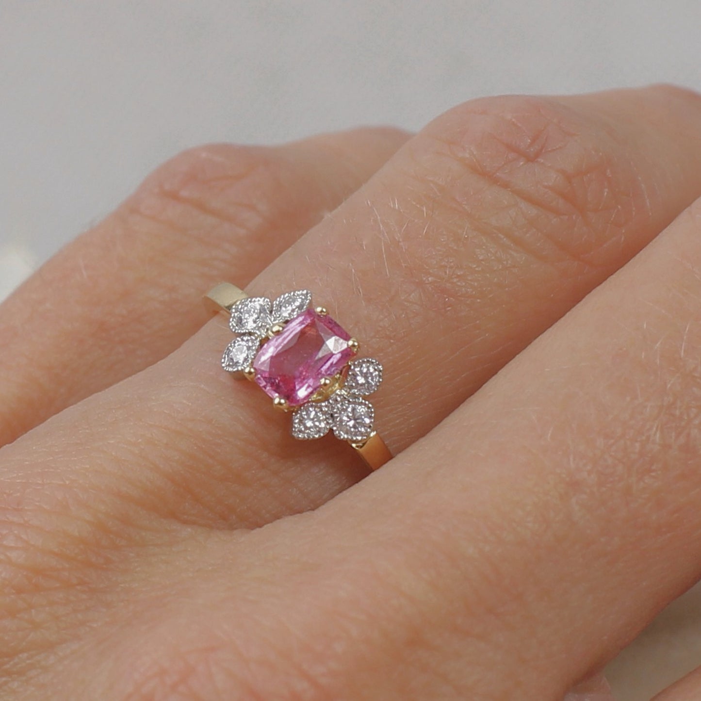 Bague de fiancailles avec un beau saphir rose et des diamants