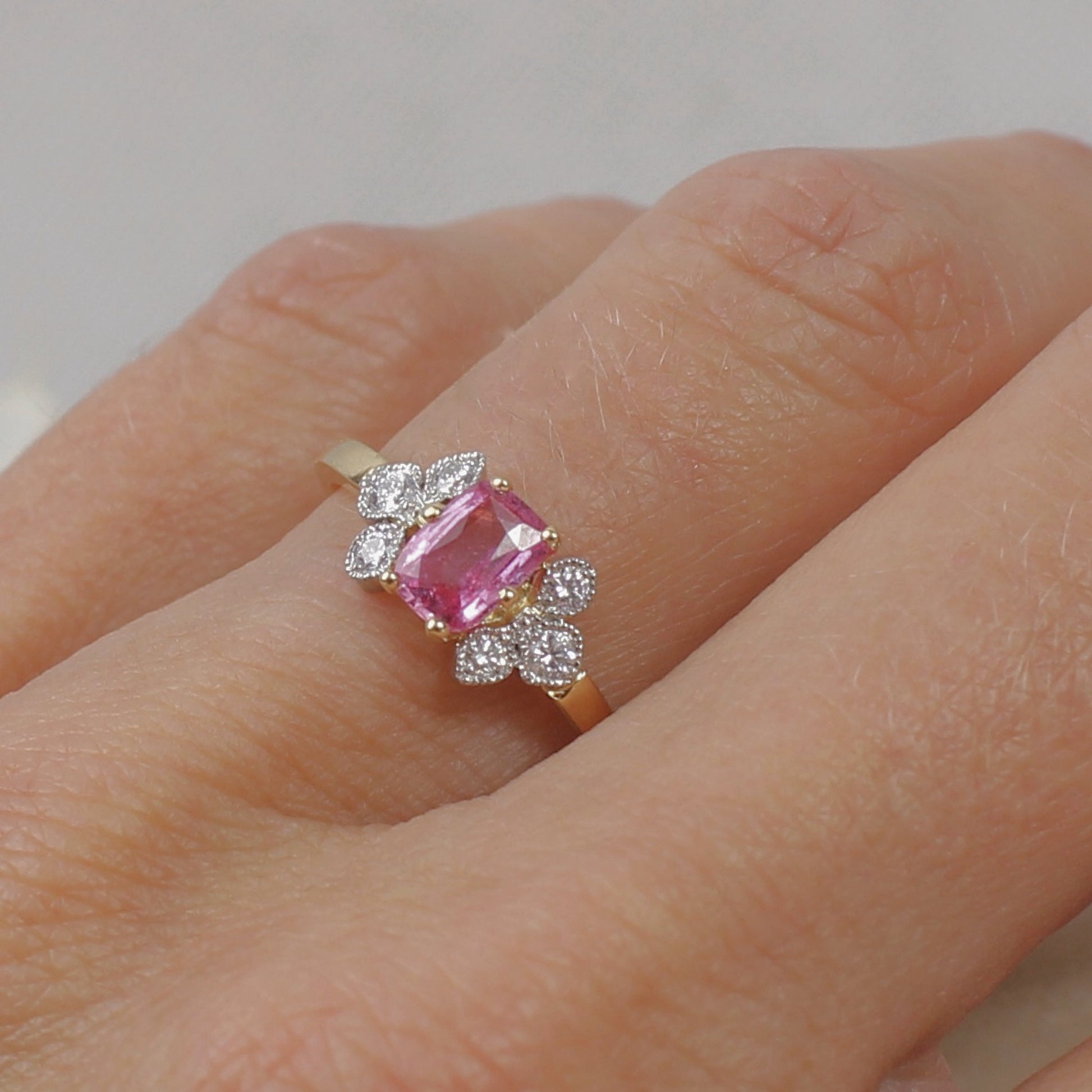 Bague de fiancailles avec un beau saphir rose et des diamants