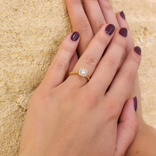 Bague de fiançaille avec diamant central entoué d'un pavage de diamants