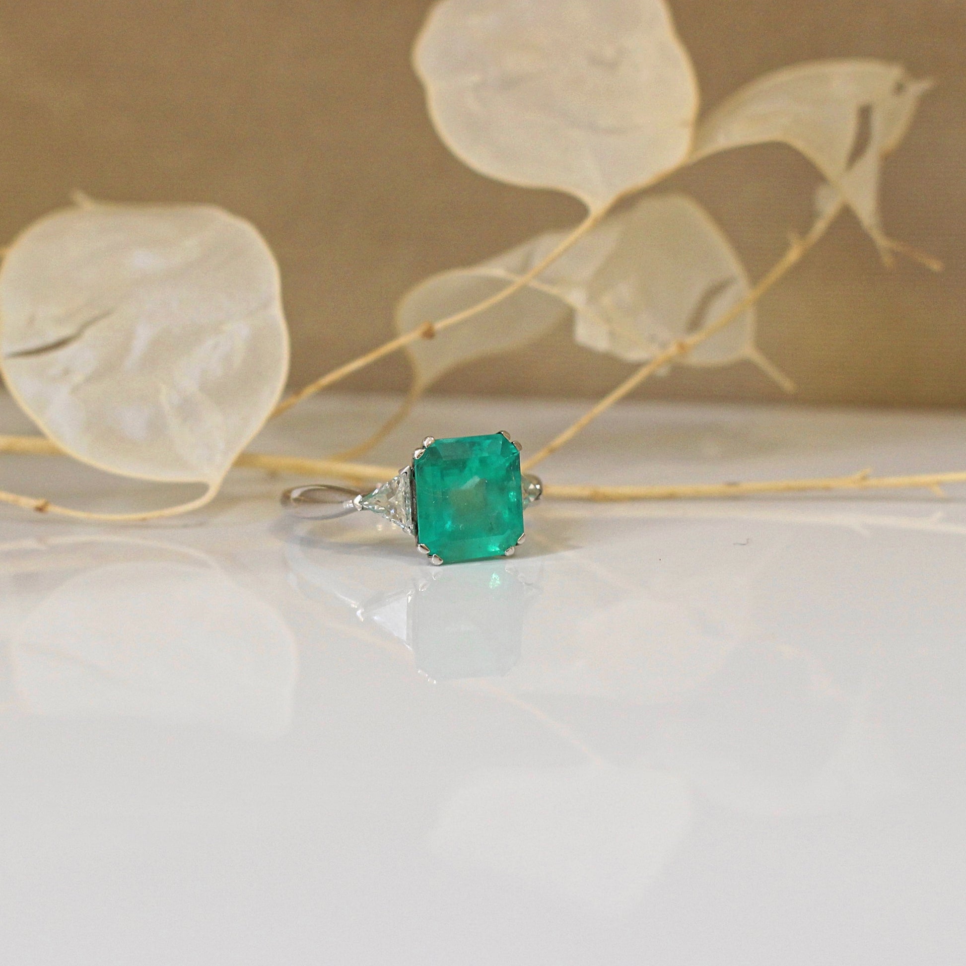 Bague emeraude caree a pans coupes/ diamants troidia/monture en or blanc 18k
