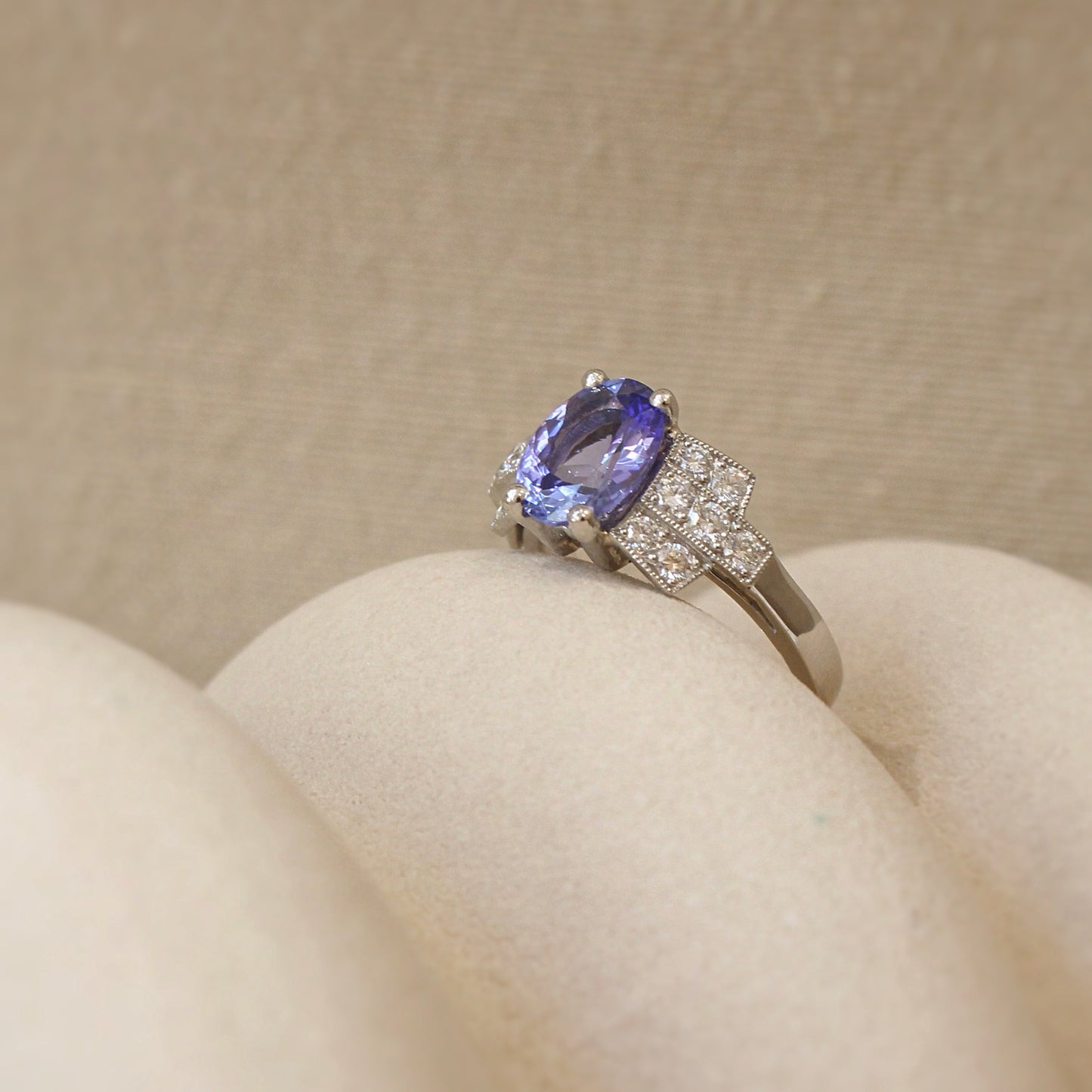 bague esprit art déco avec une superbe tanzanite de 1,83 cart en son centre