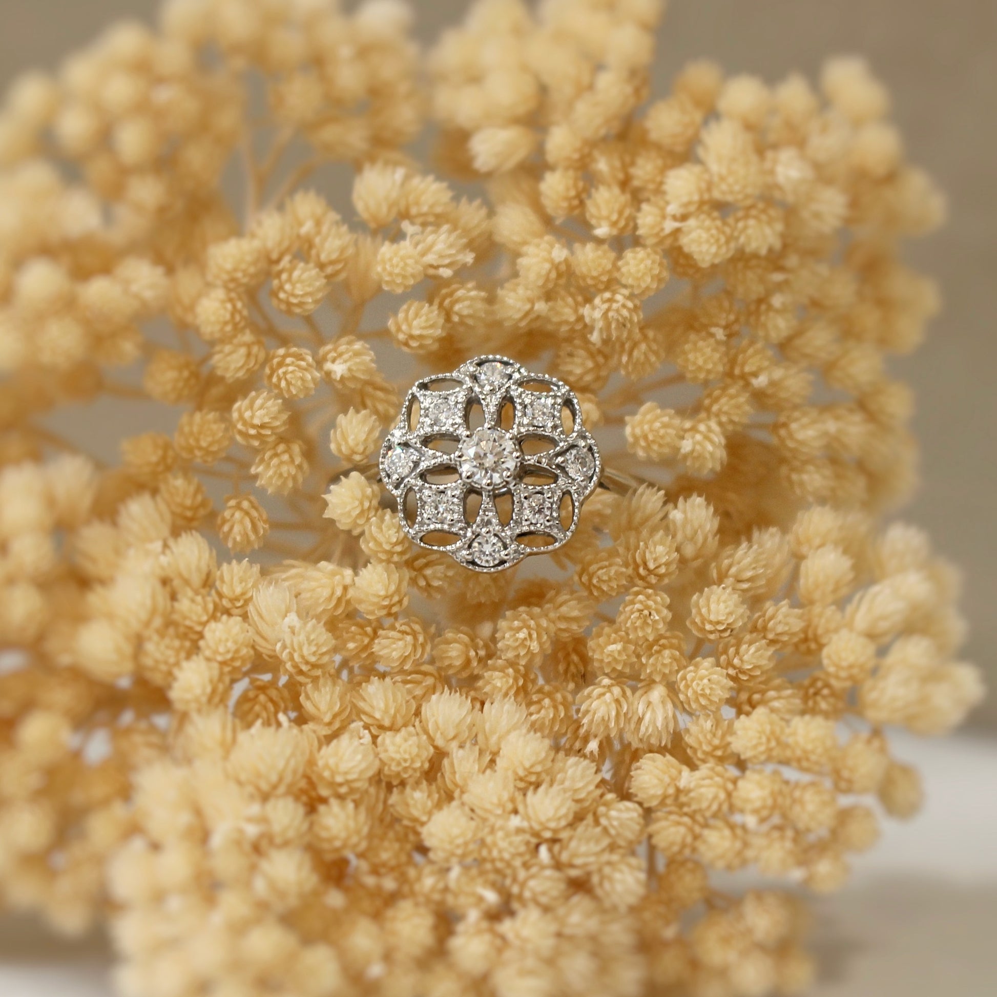 Bague diamants inspiration art déco forme fleur toute en légèreté filigranée