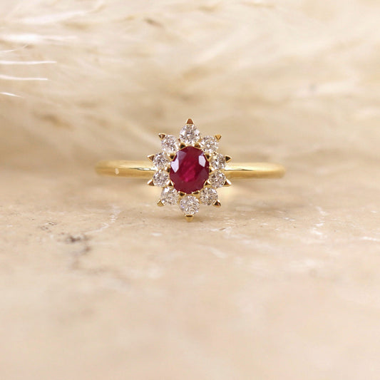 petite bague marguerite avec un rubis au centre et un entourage diamants