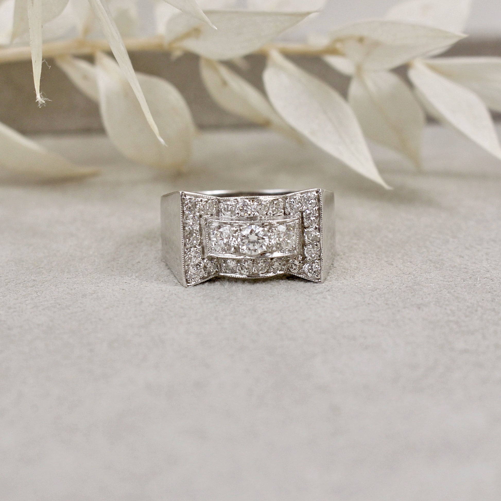 Bague aux inspirations des années 40 avec son pavage diamants sur or 18k