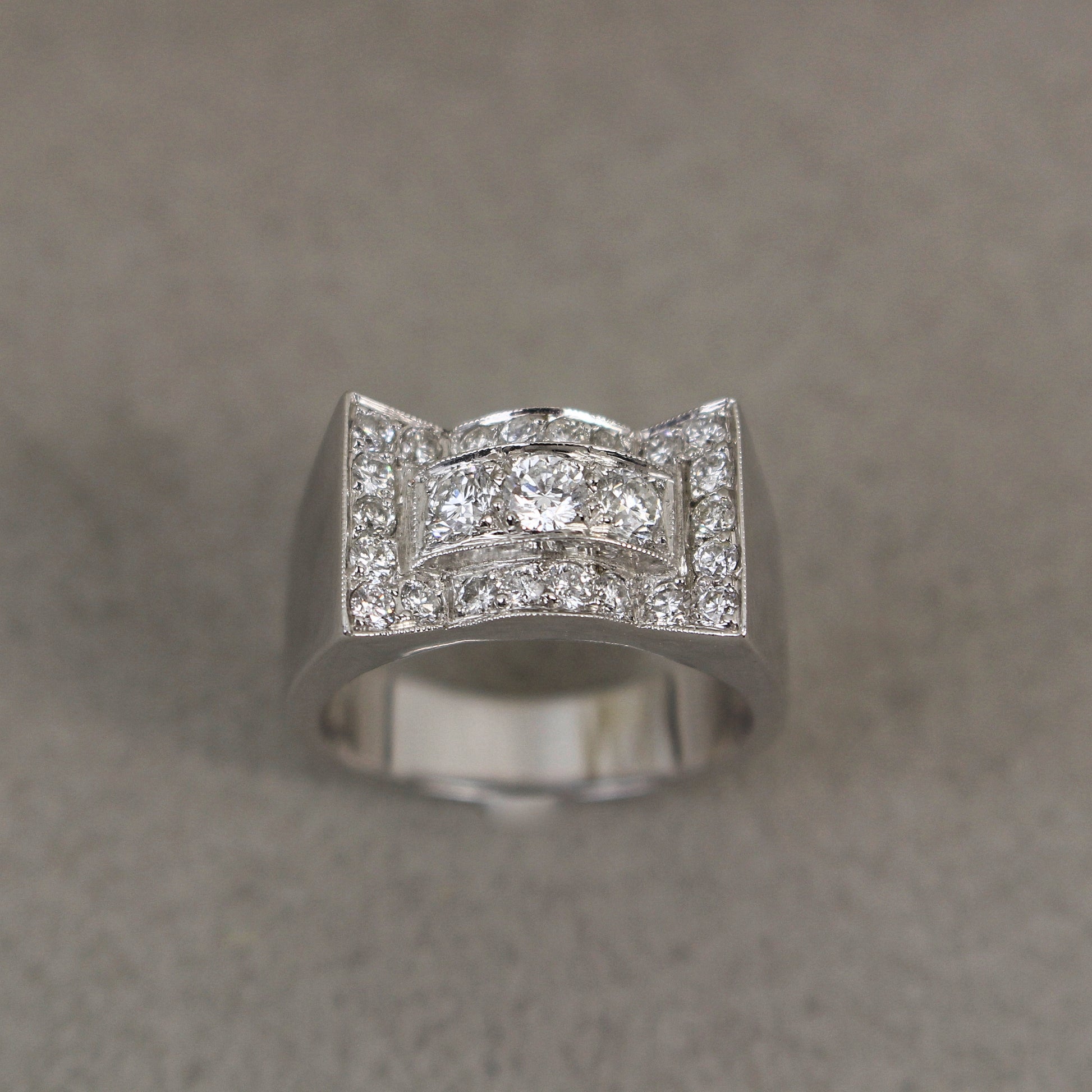 Bague inspiration art déco fil filigrane encadrant un pavage de diamants et or blanc 18k