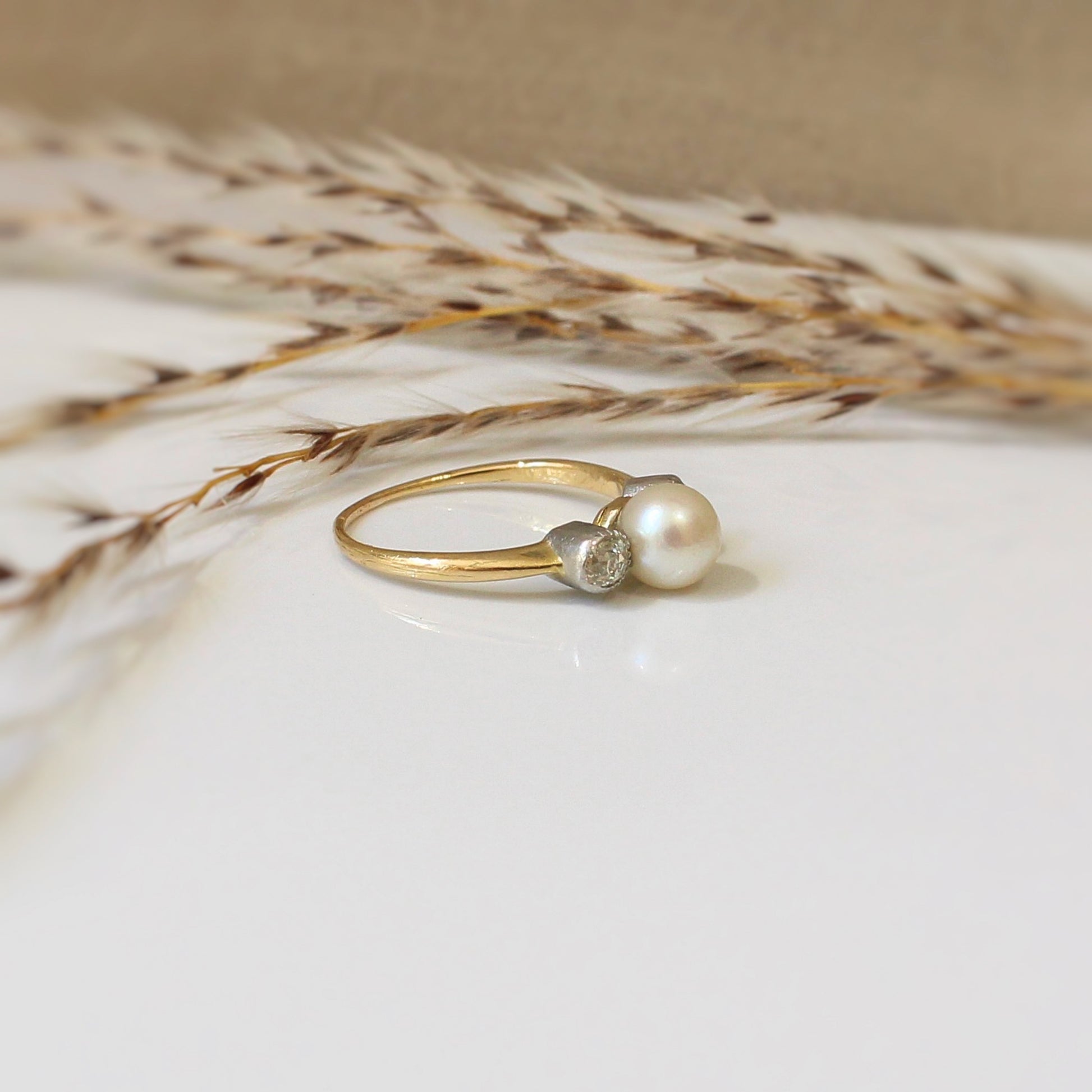 Diamants taille ancienne et perle de culture pour cette jolie bague ancienne