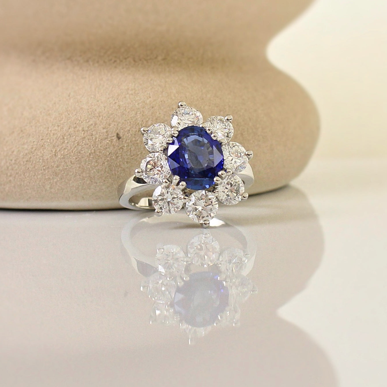 Bague marguerite saphir de ceylan et diamants:monture en platine:la bague de fiançailles de Lady di