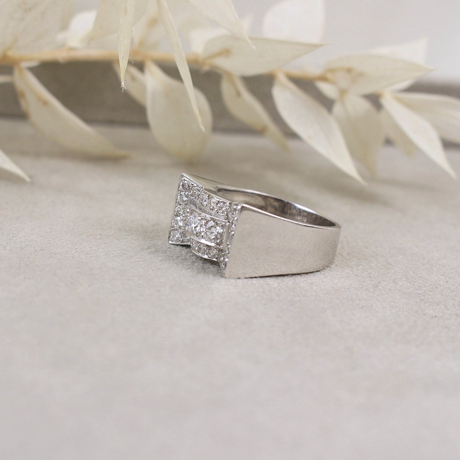 Bague inspiration art déco volume pont à livre ouvert en or blanc 18k et pavage de diamants