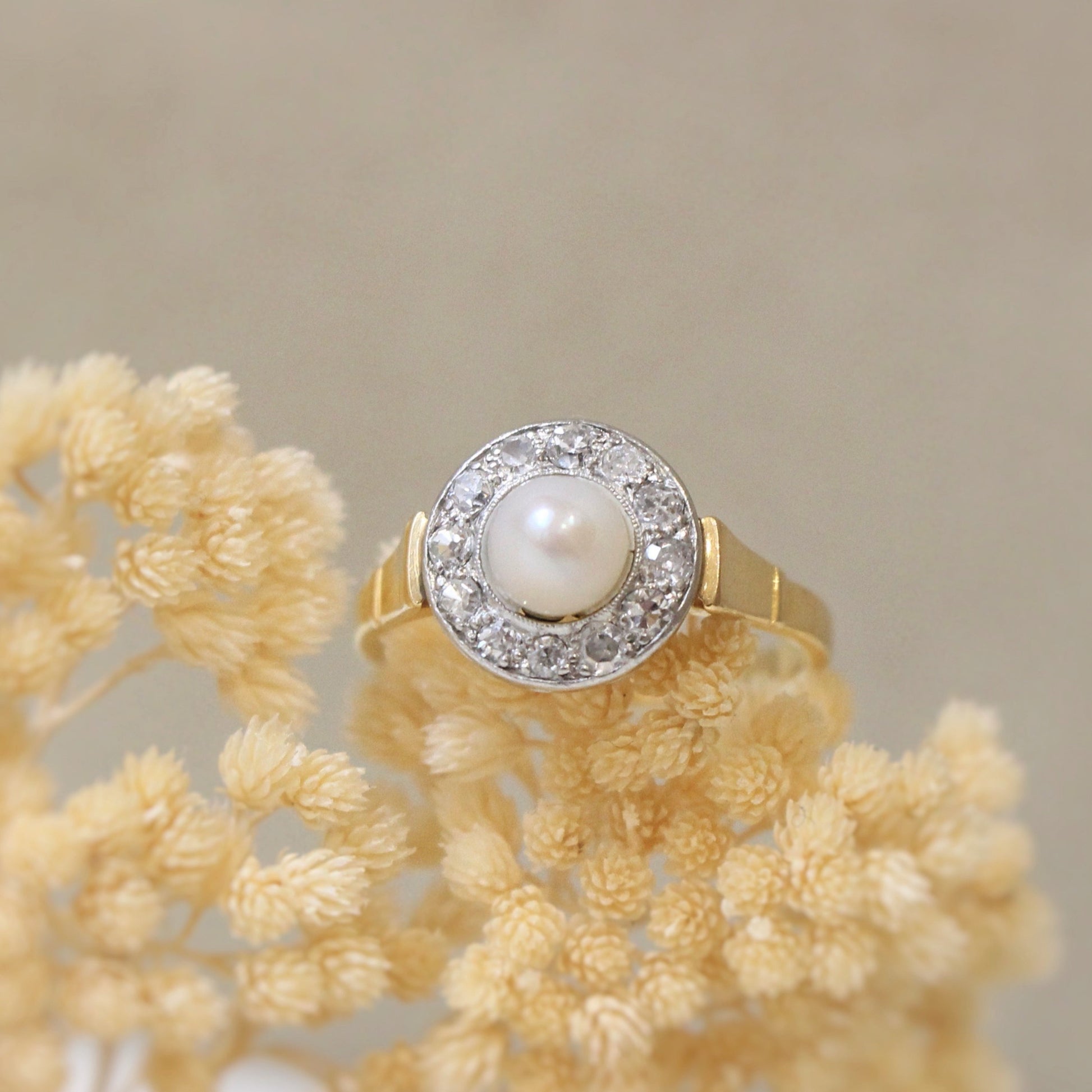 Bague perle et entourage de diamant sertissage platine et anneau en or jaune