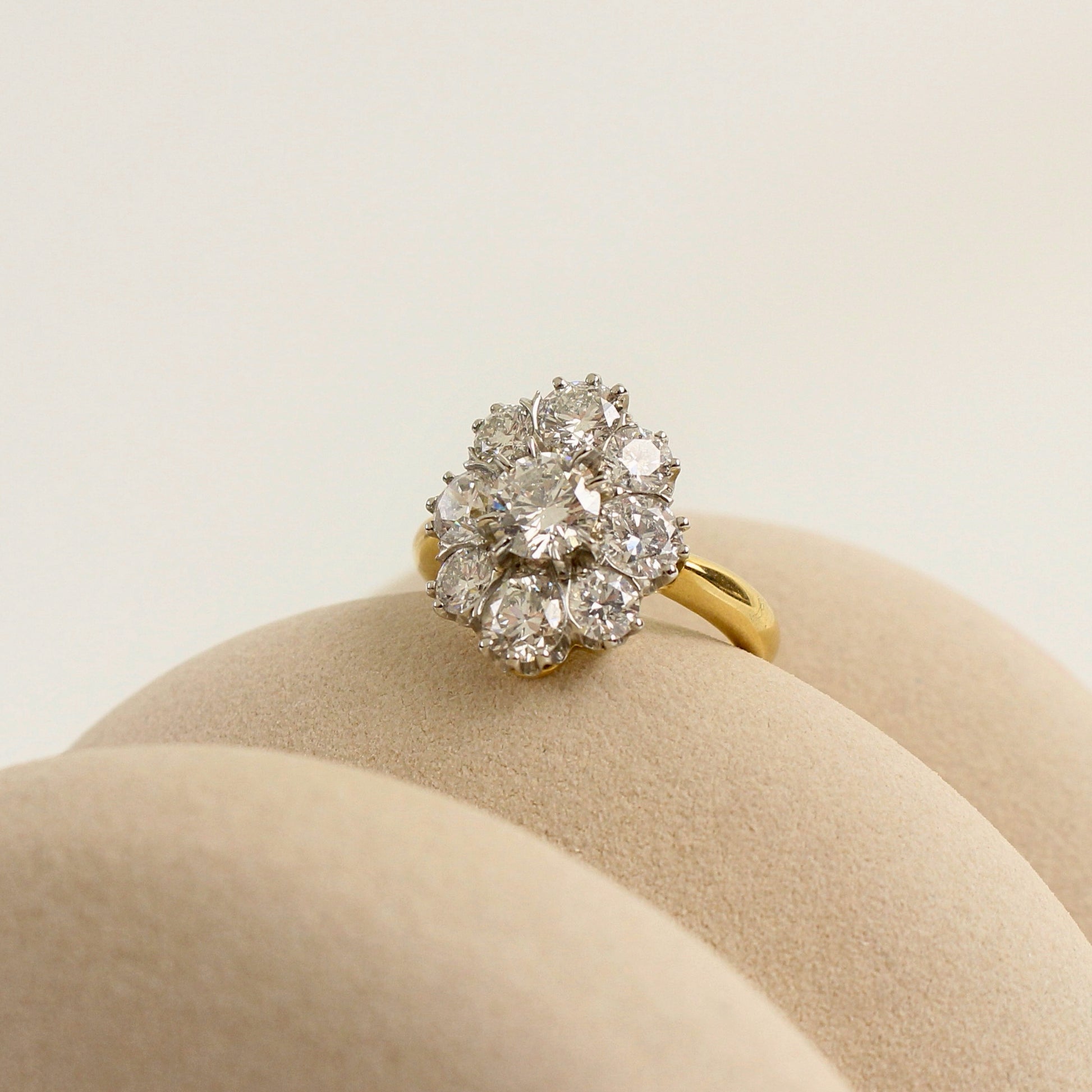 Bague pompadour diamants/ pierre centrale de 0,80 carat/entourage diamants pour 2,29 carats/monture or jaune et platine