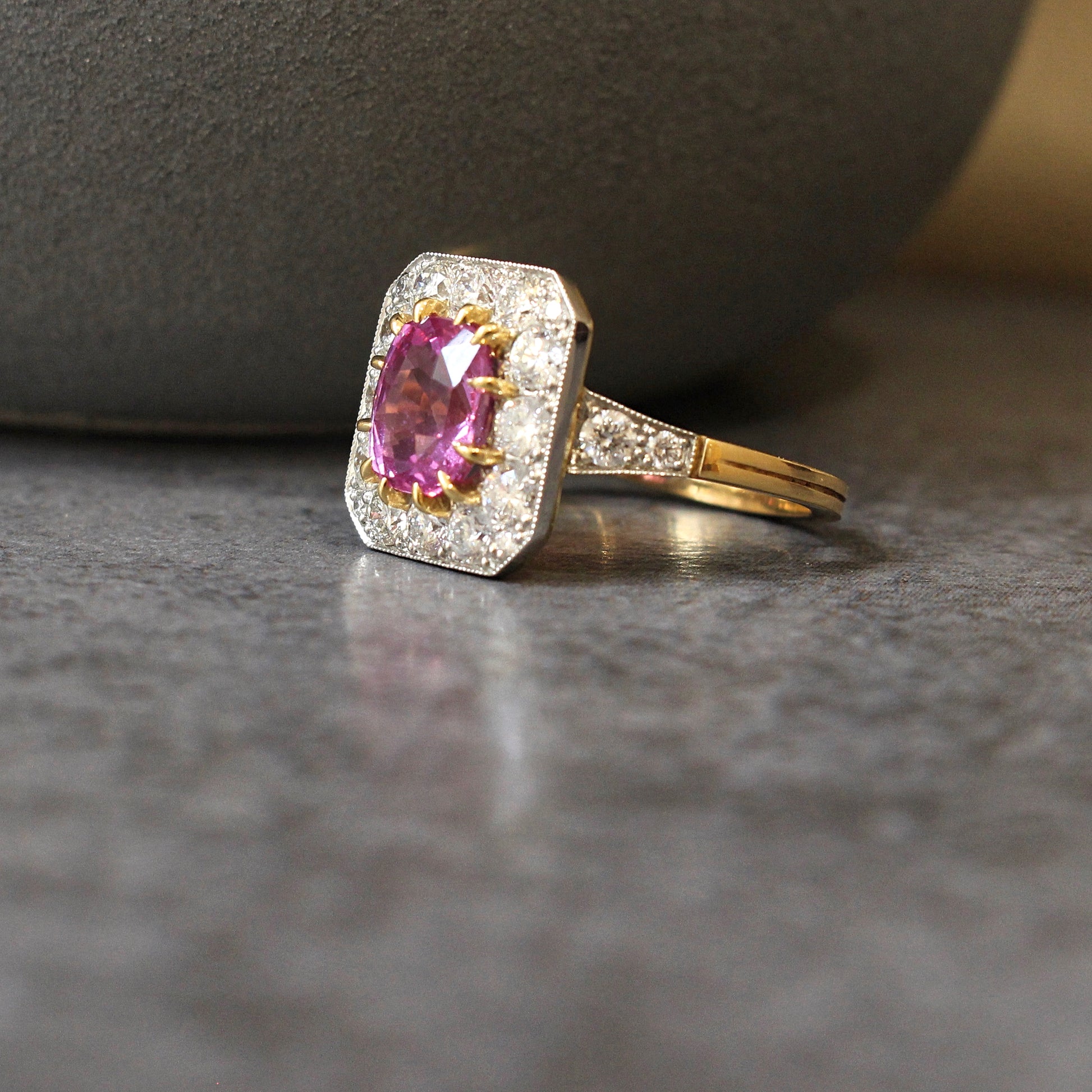 Bague de fiançailles esprit art déco: tête de bague de forme rectangle à pans coupés, au centre saphir rose entouré de diamants