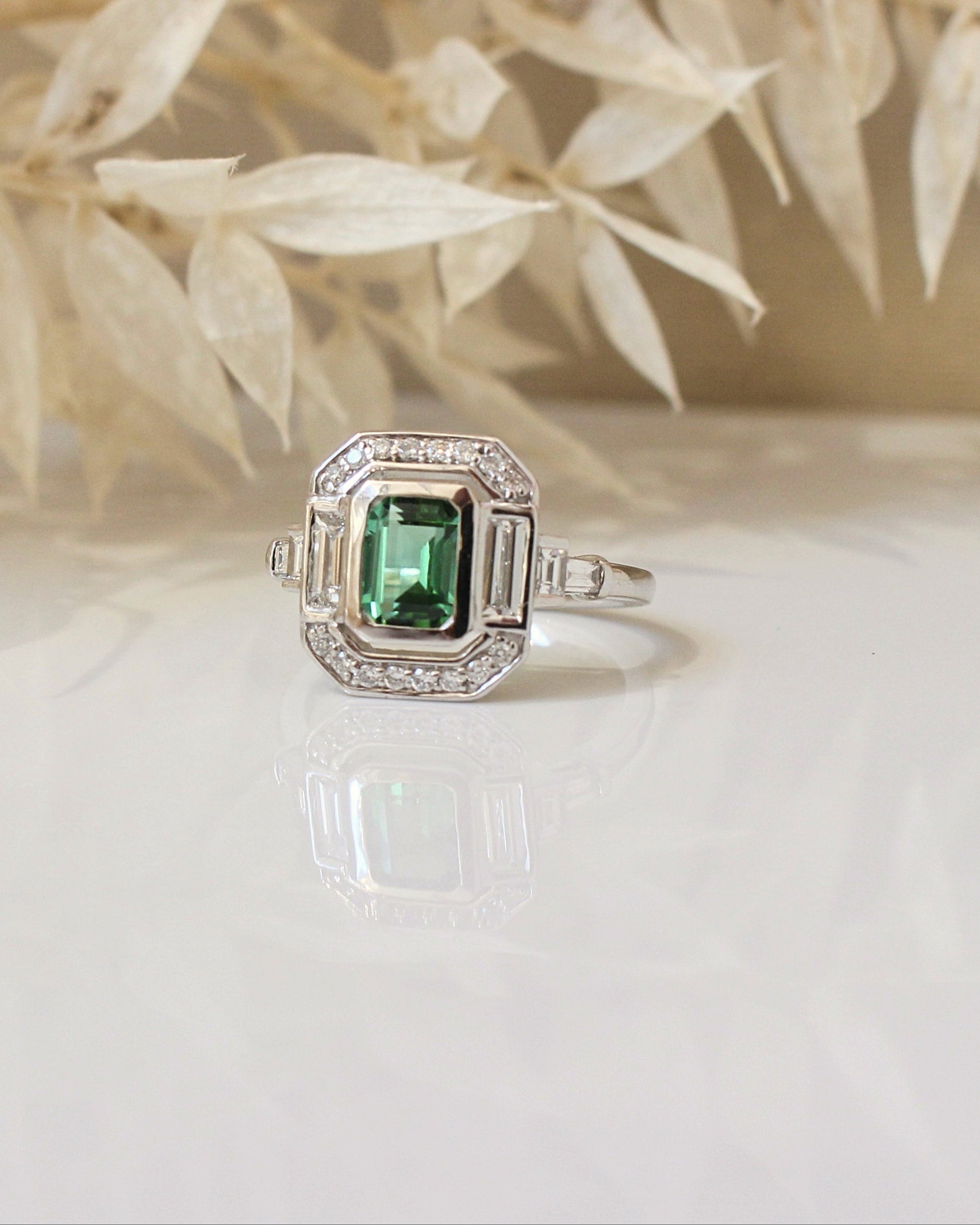 Tourmaline verte taille rectangle à pans coupés et diamants baguette pour cettte superbe bague style art déco