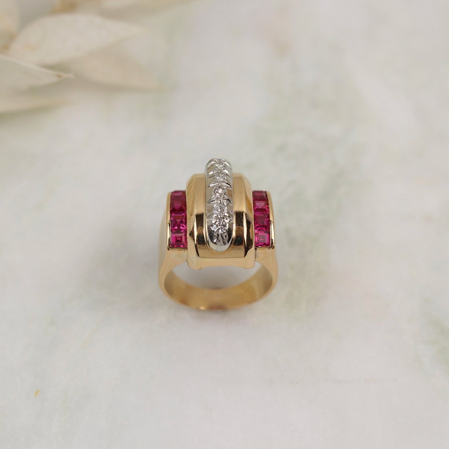 bague tank superbe rubis calibrés et diamants en or rose 18k. une bague ancienne en parfait état avec de très beaux volumes